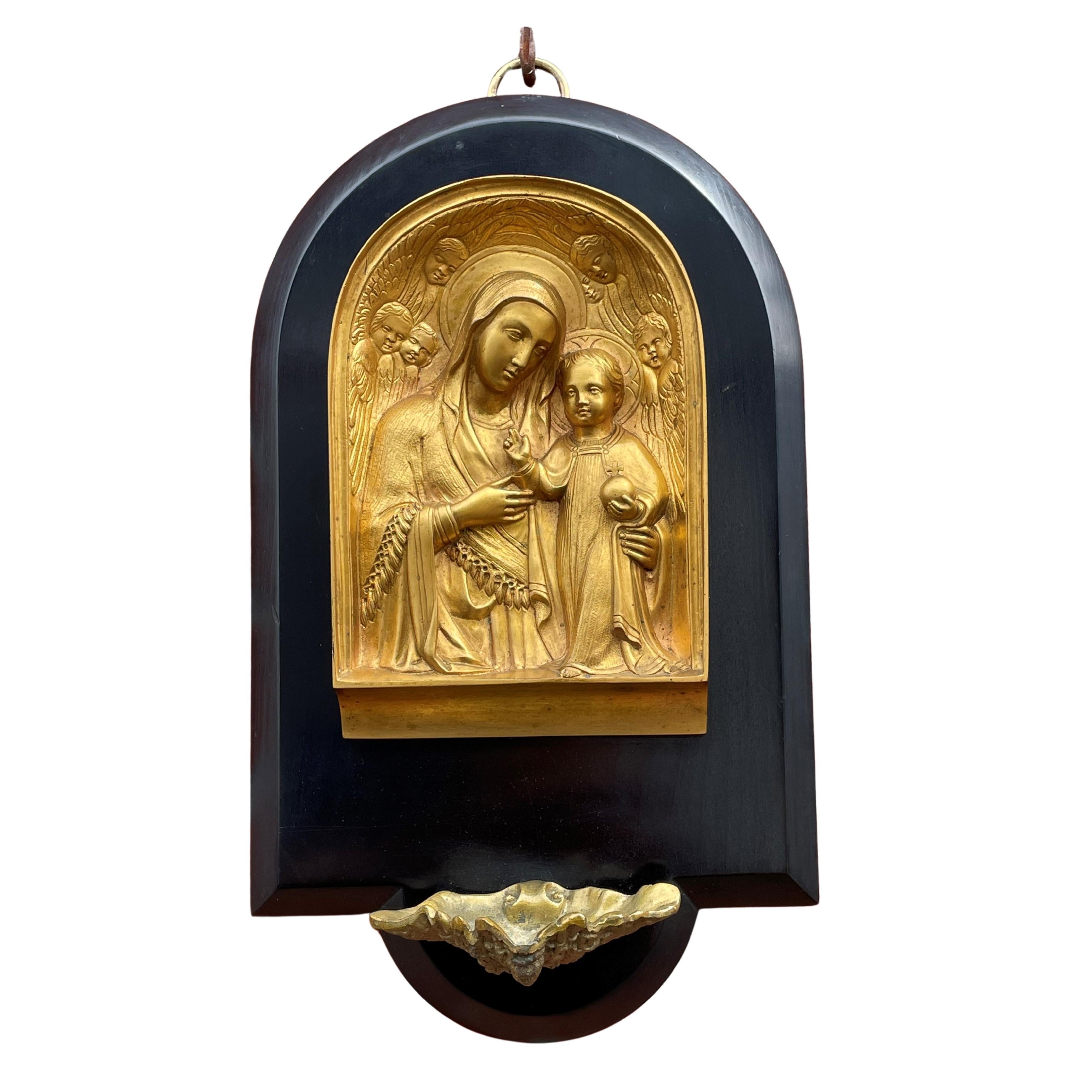 Antike ikonische Plakette aus vergoldeter Bronze mit Maria und Kind Jesus über einem Heiligen Wasserbecken