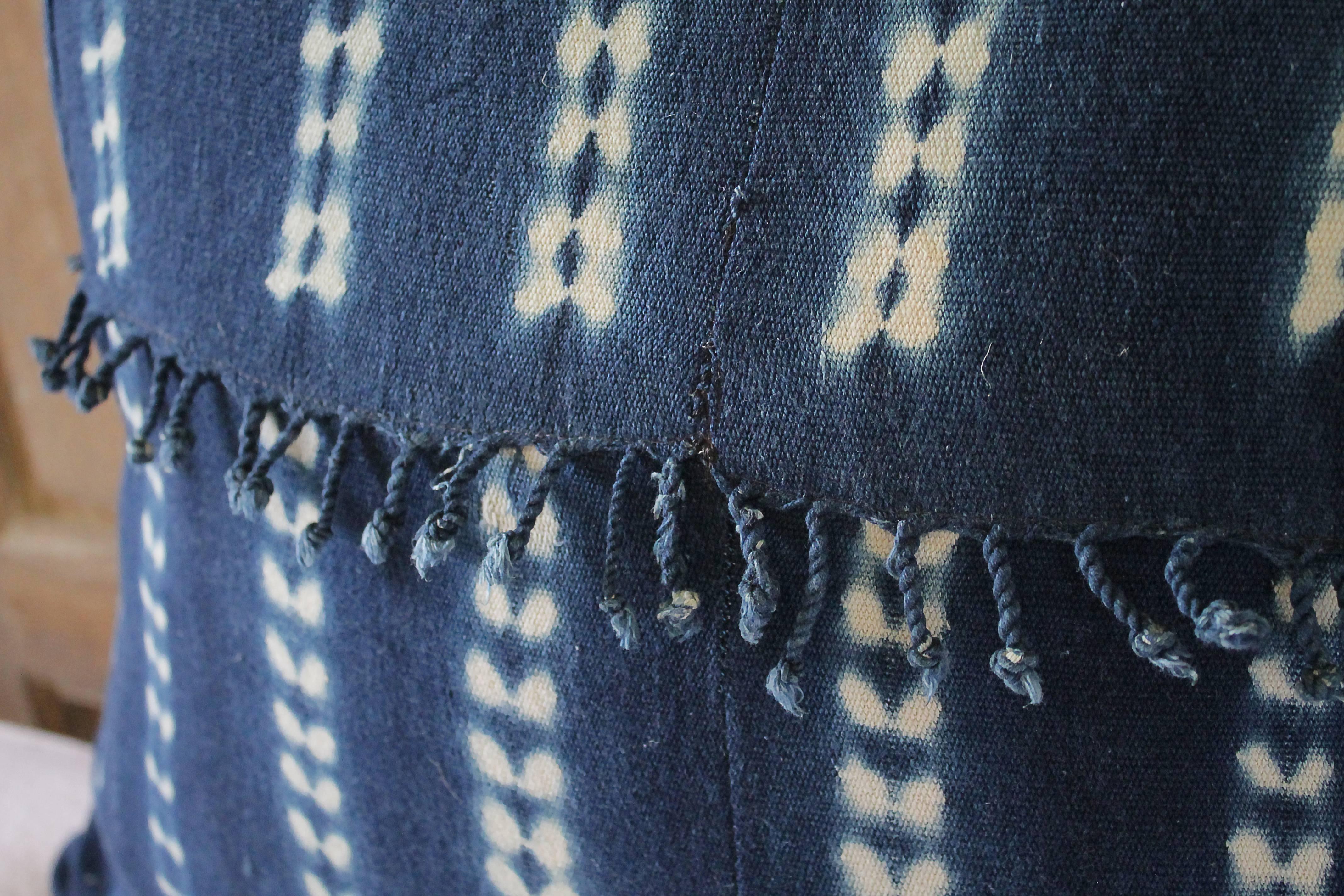 Coussins d'appoint en batik bleu indigo antique avec franges. Fabriqués sur mesure par Full Bloom Cottage, le devant des coussins est en tissu Batik ancien avec une frange originale récupérée sur le jeté, très doux et moelleux, l'arrière est en lin
