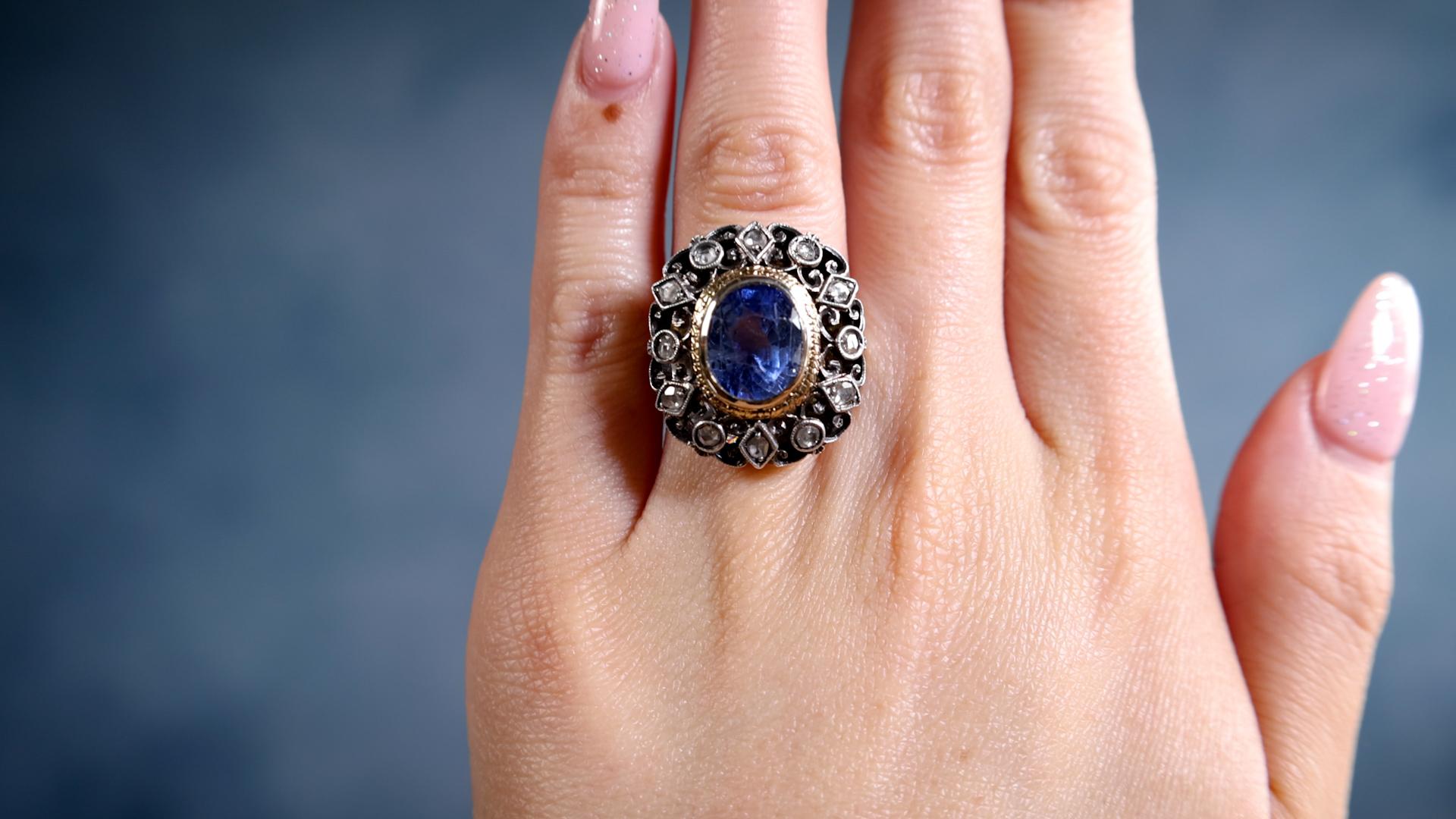 Mixed Cut Antique IGI Ceylon No Heat Sapphire and Diamond 18k Yellow Gold Silver Ring For Sale
