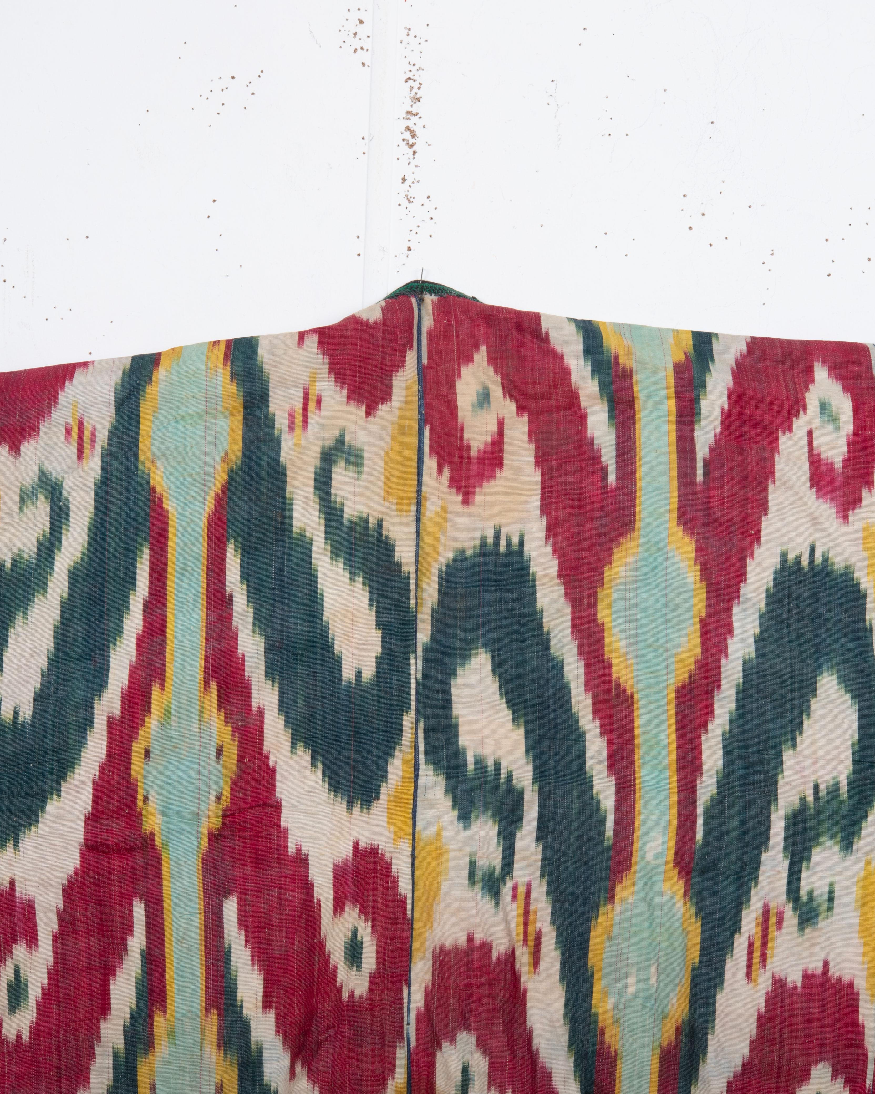 Chapan Ikat ancien. Années 1880, Ouzbékistan État moyen - En vente à Istanbul, TR