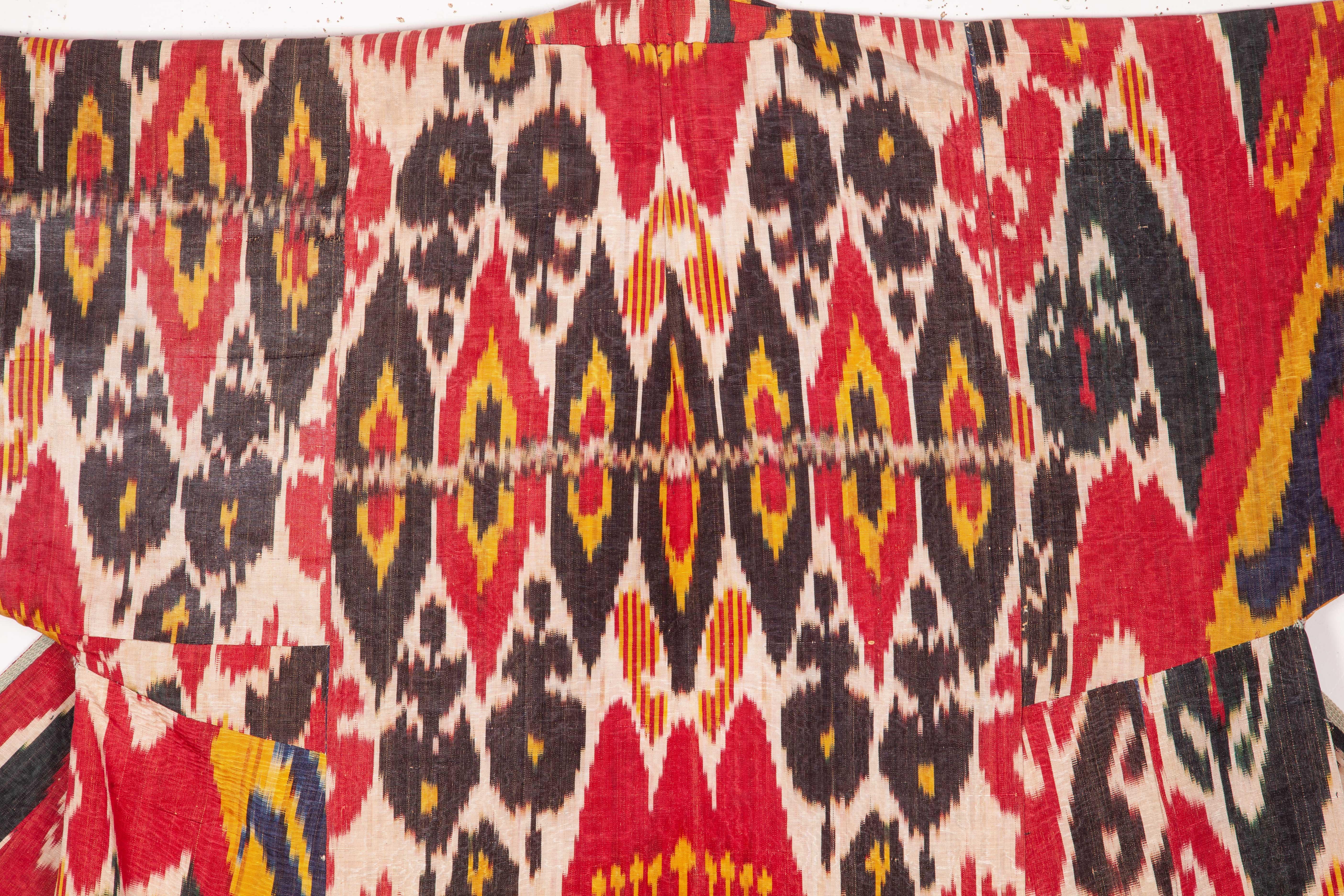 Ikat is a man's cut chapan from, Tajikstan and still in good condition to wear.
It is a warp ikat so the warp is in silk and weft in cotton.
Sleeve to sleeve : 145 cm / 57.09 IN.
Neck to hem: 127 cm / 50 IN.