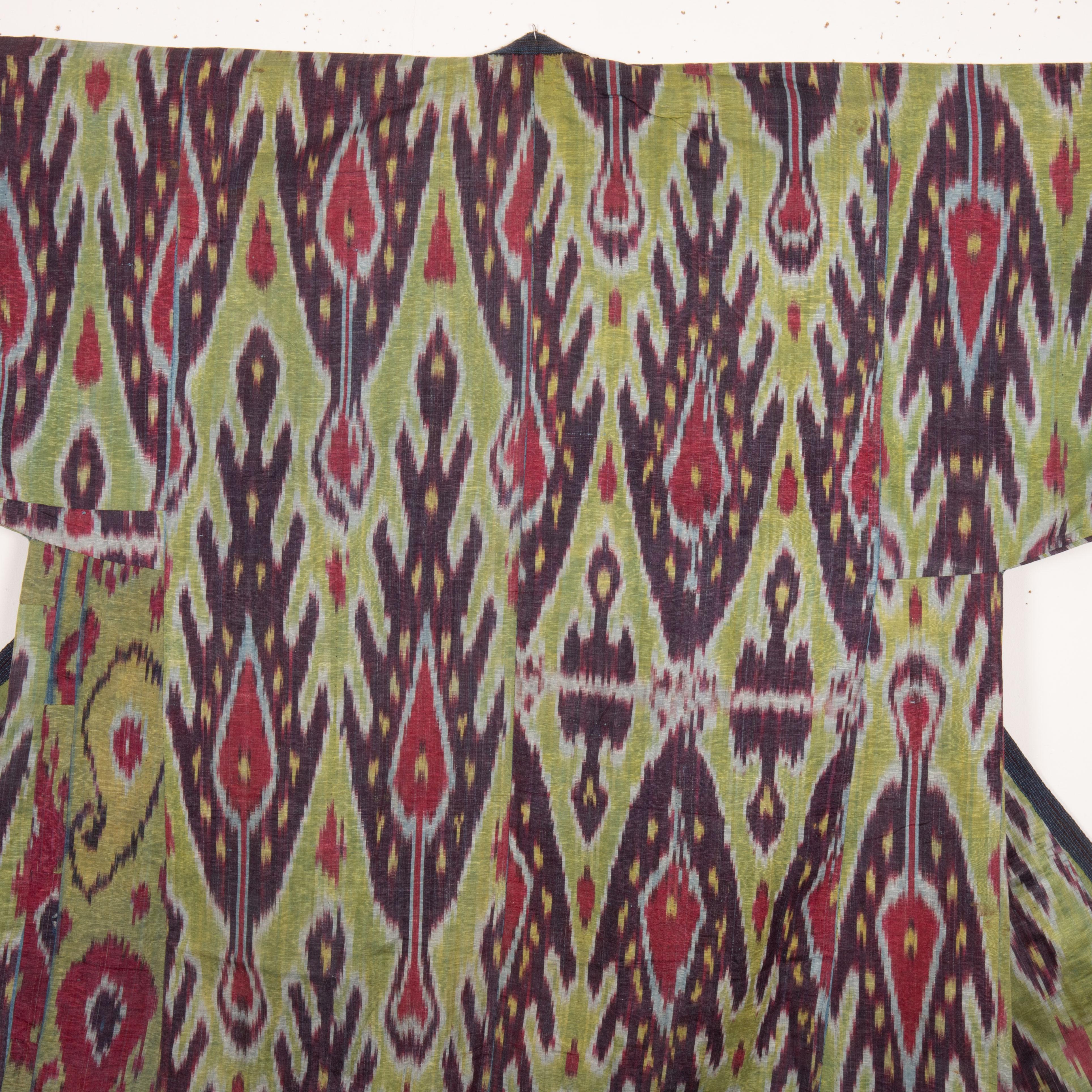 Antique Ikat Chapan with a Good Mix of Roller Printed Lining, 19th Century In Good Condition For Sale In Istanbul, TR