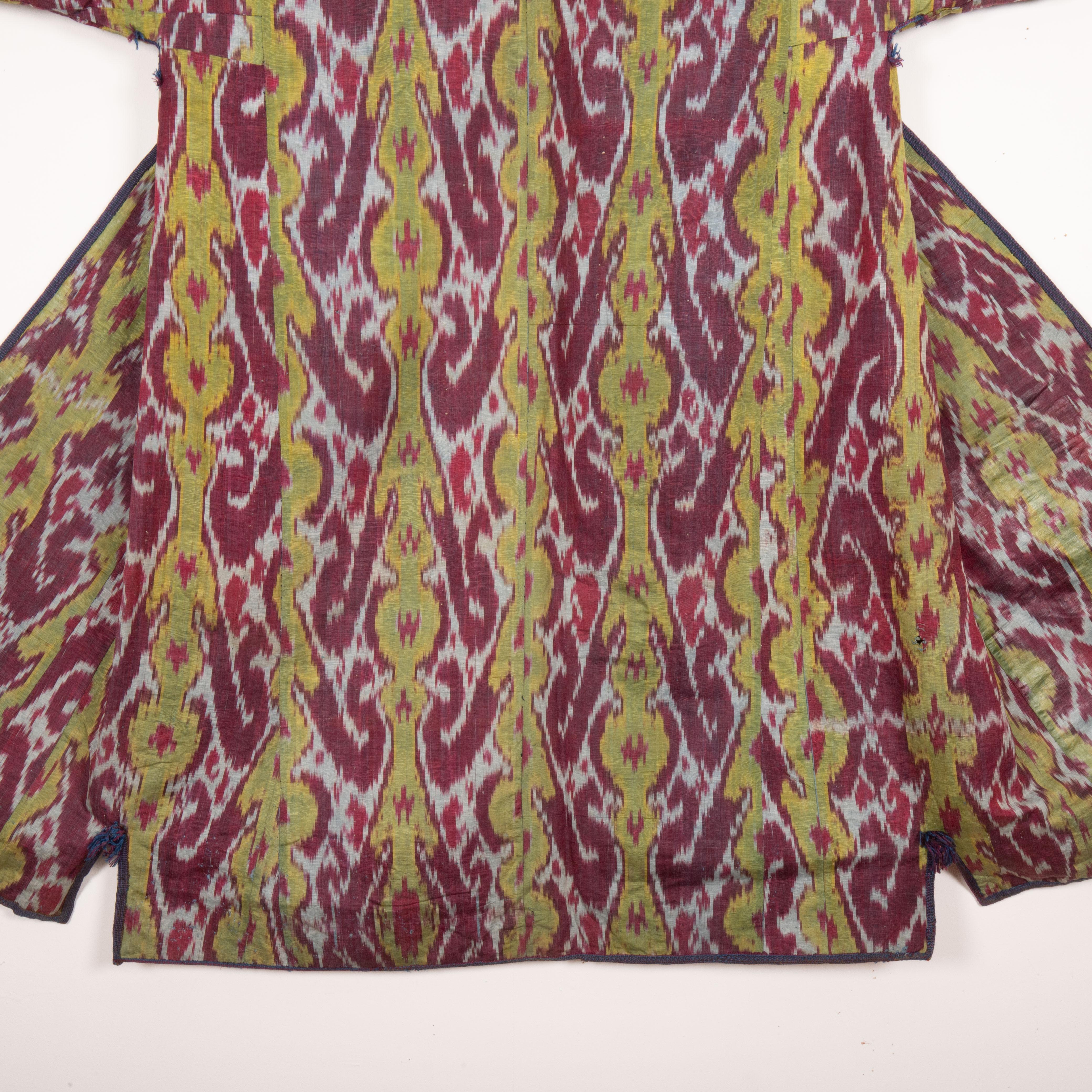 Antique Ikat Chapan with a Good Mix of Roller Printed Lining, 19th Century In Good Condition For Sale In Istanbul, TR