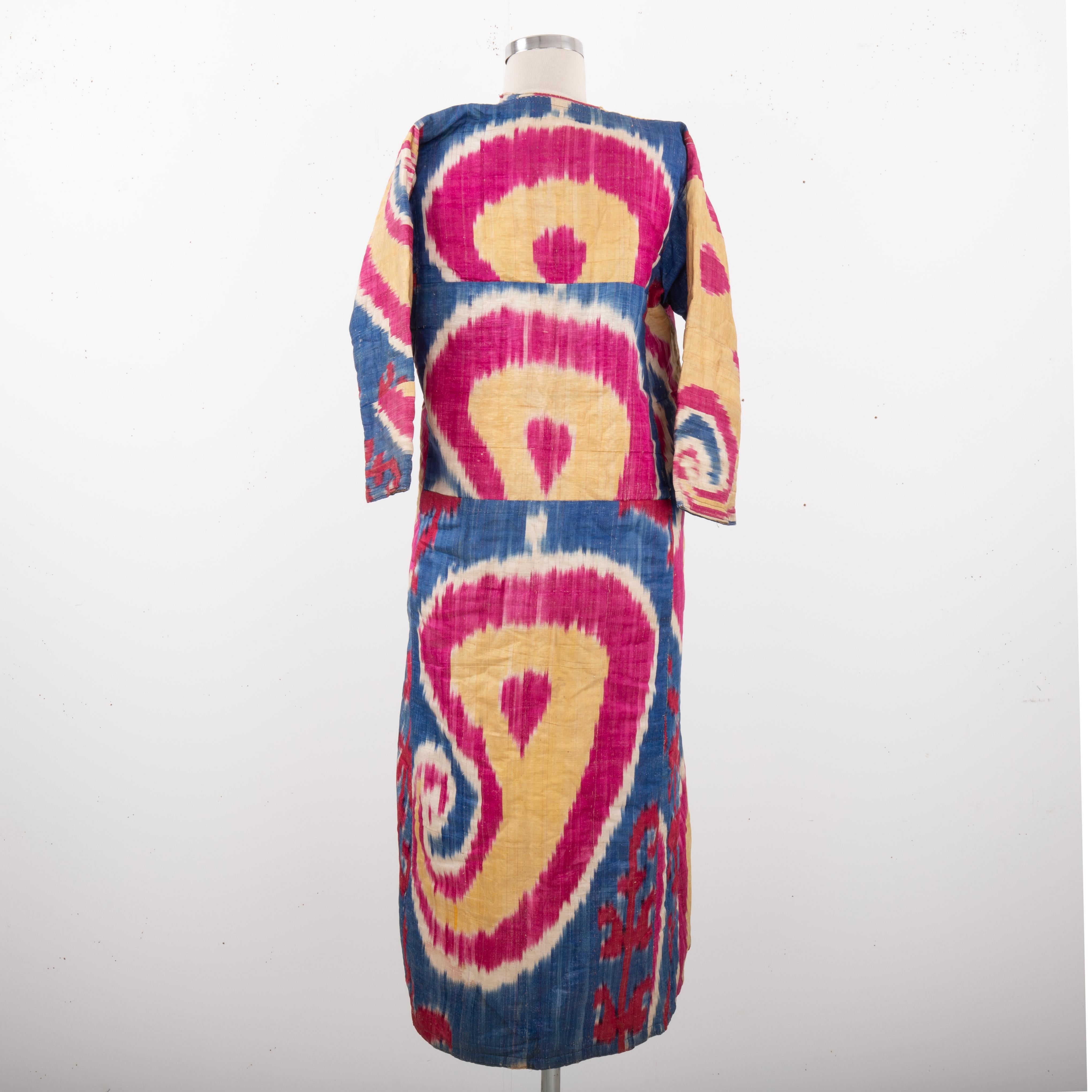 Antique Ikat Chapan with a rare design, 19th C. Uzbekistan For Sale 4