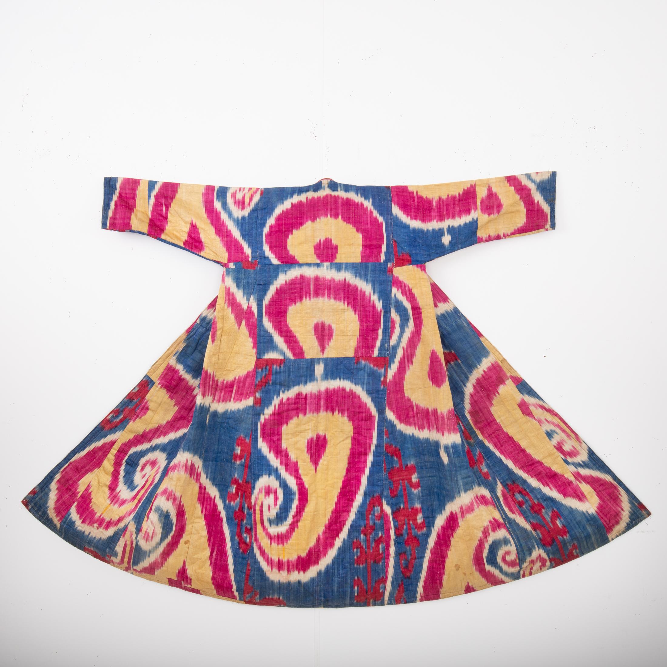 An unusual Ikat chapan that is probably for a wall rather than a garment to wear.
It has a rather unusual design and coloring. It has one noticeable stain in the lining.
a great document...