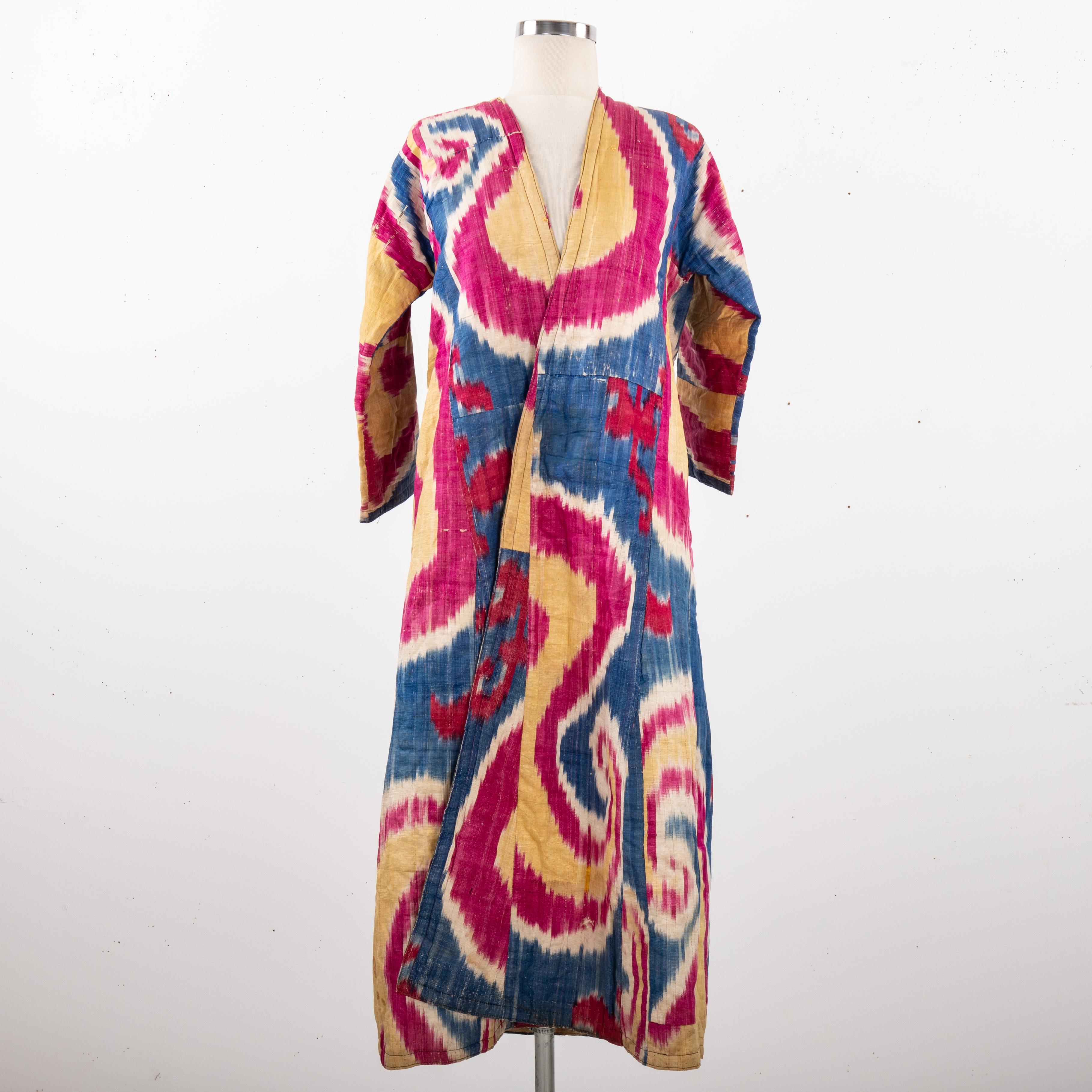 Antique Ikat Chapan with a rare design, 19th C. Uzbekistan For Sale 3