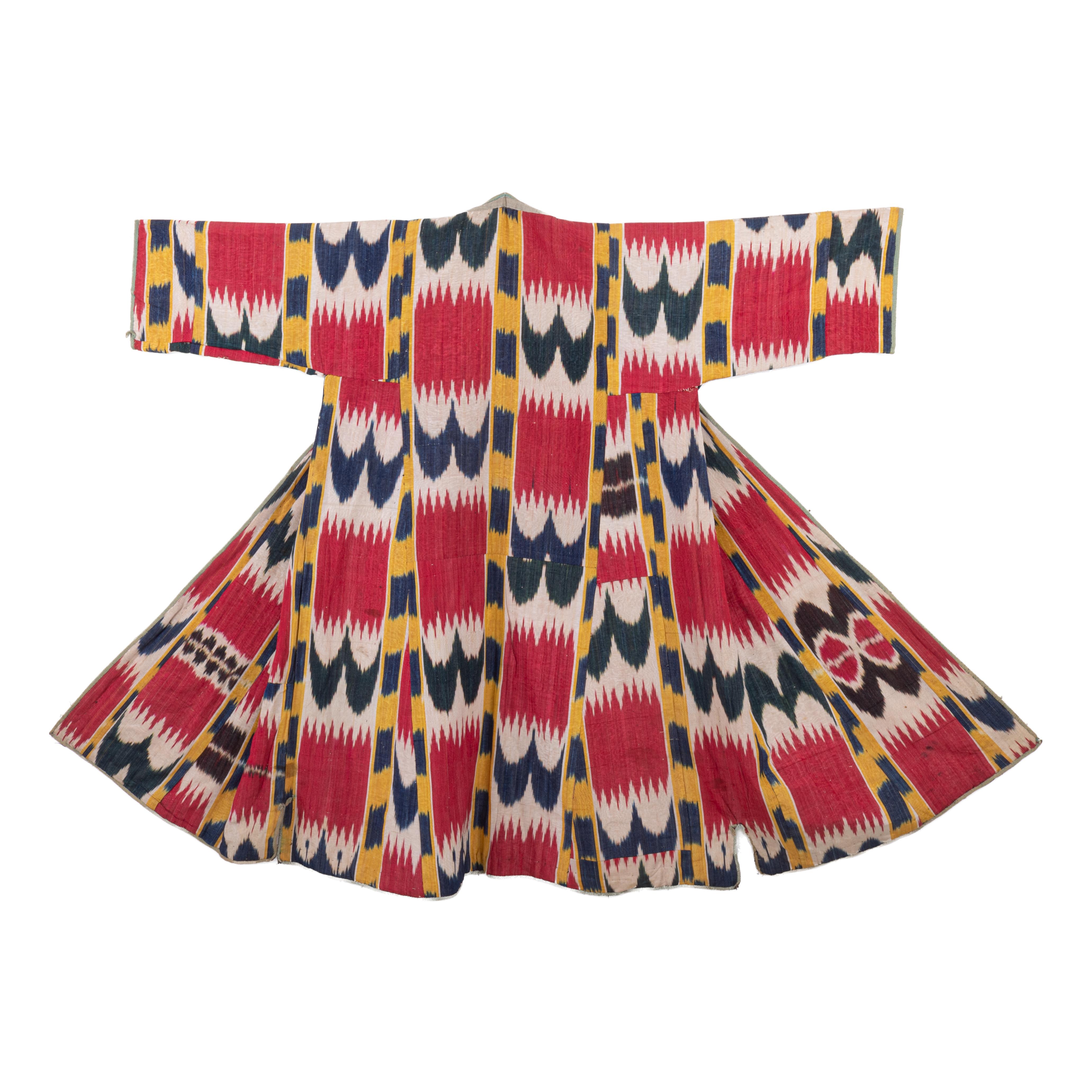 Si tratta di un tradizionale ikat con ordito in seta e trama in cotone chiamato 