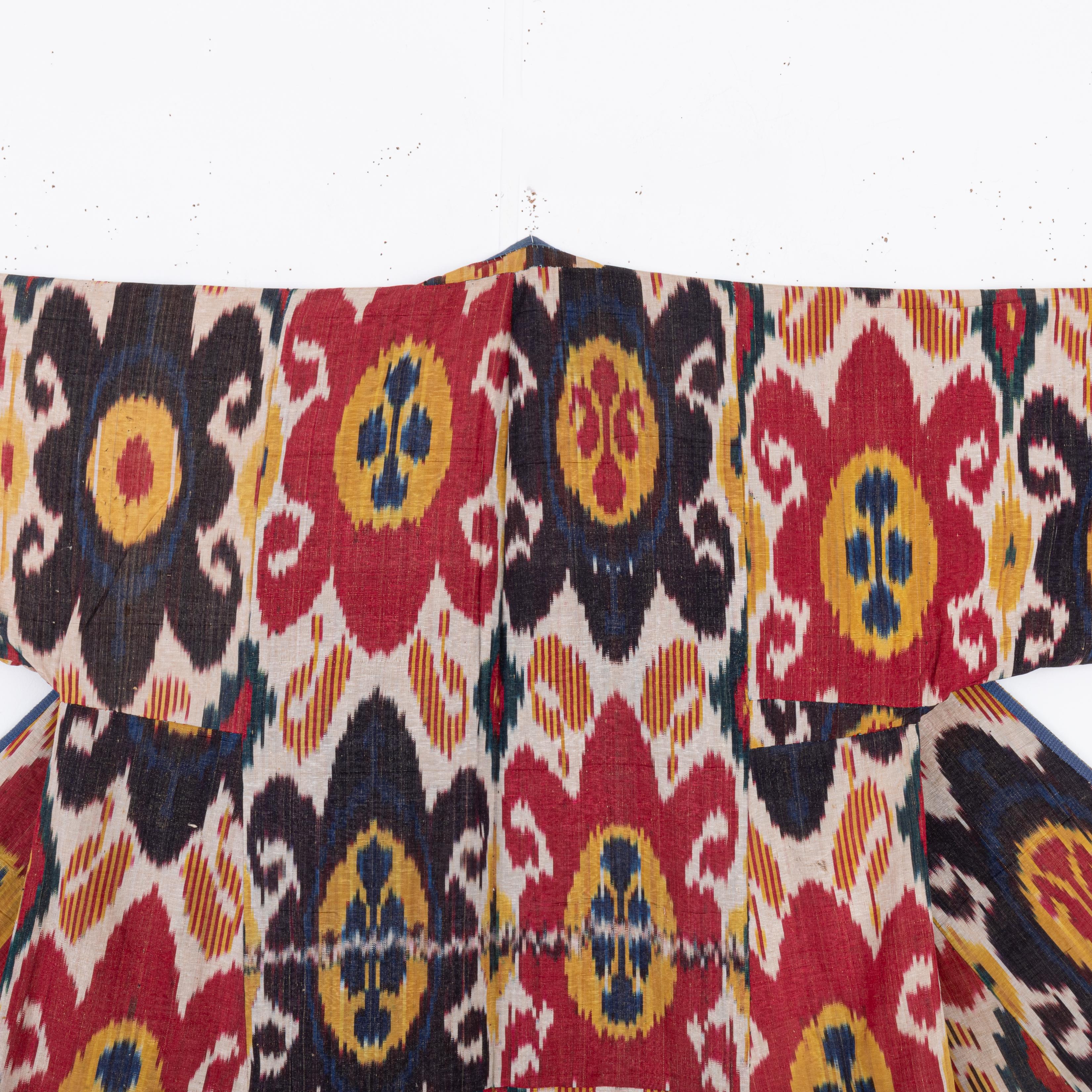 Arte popolare Antico Chapan Ikat con una rara fodera stampata a rullo, fine XIX secolo in vendita