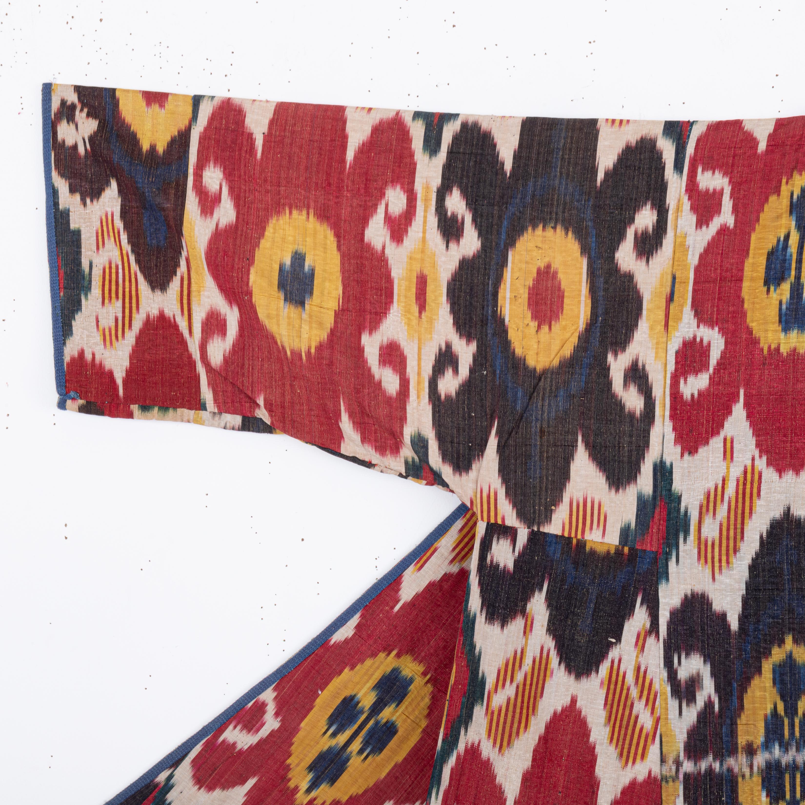 Tagiko Antico Chapan Ikat con una rara fodera stampata a rullo, fine XIX secolo in vendita
