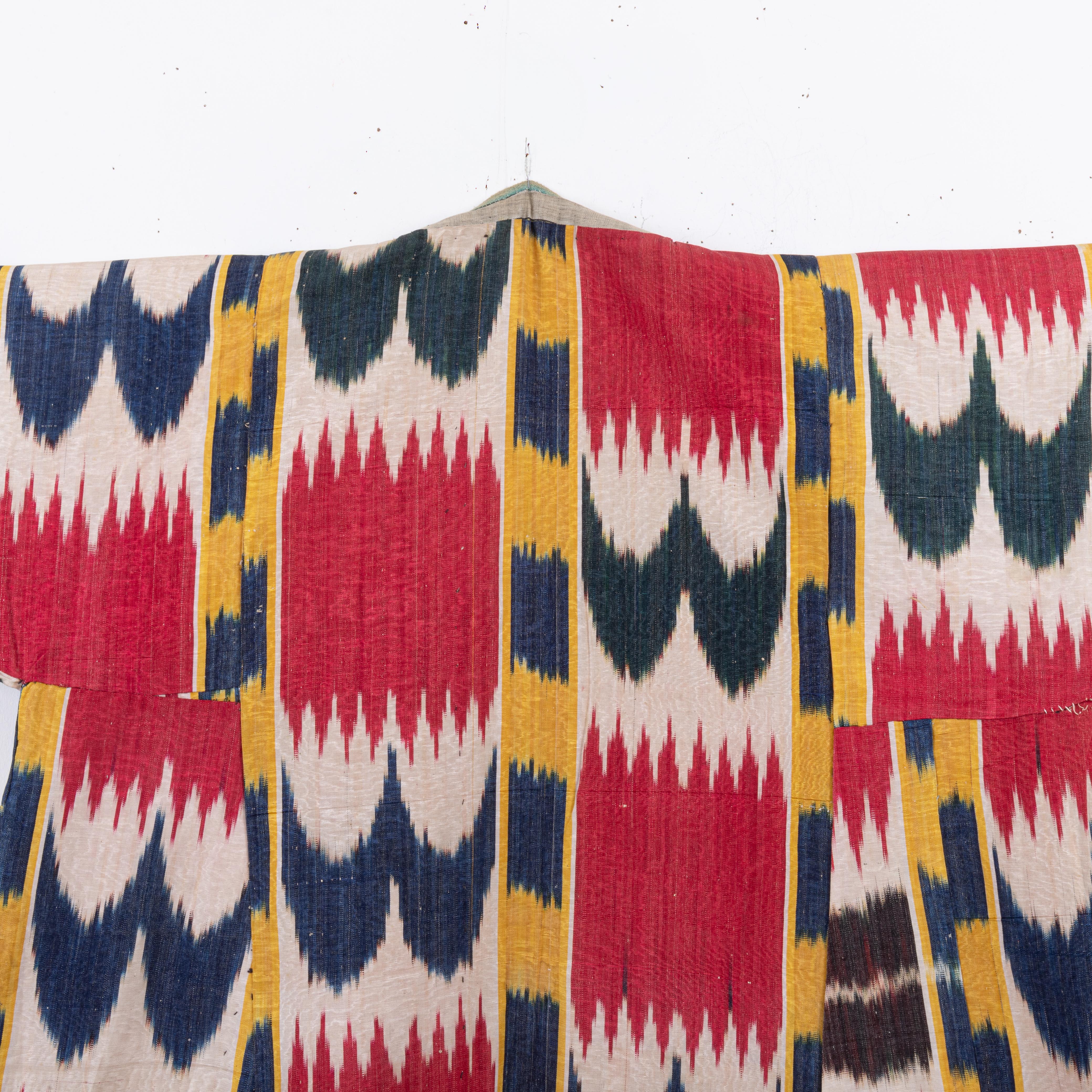 Tagiko Antico Chapan Ikat con una rara fodera stampata a rullo, fine XIX secolo in vendita