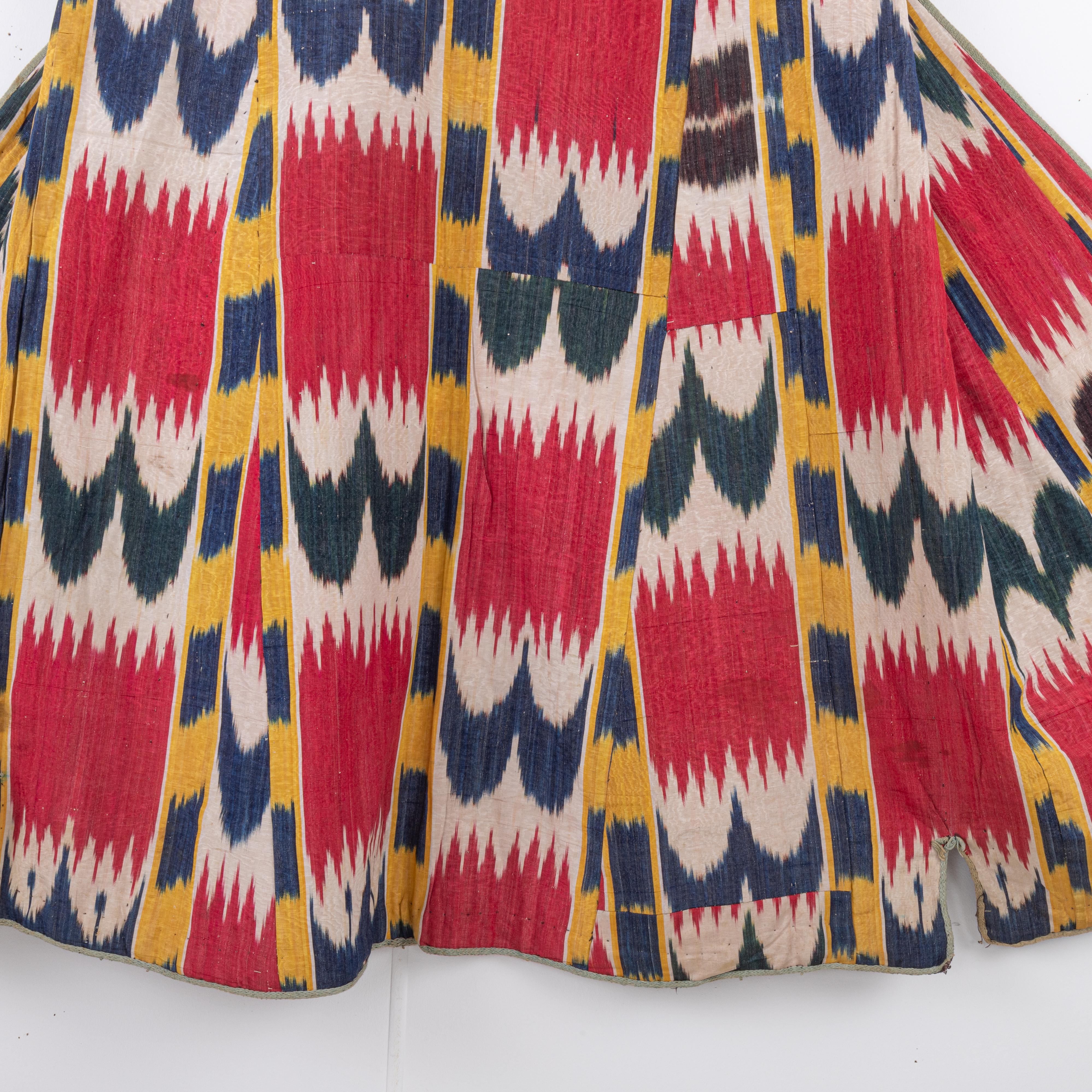 Seta Antico Chapan Ikat con una rara fodera stampata a rullo, fine XIX secolo in vendita