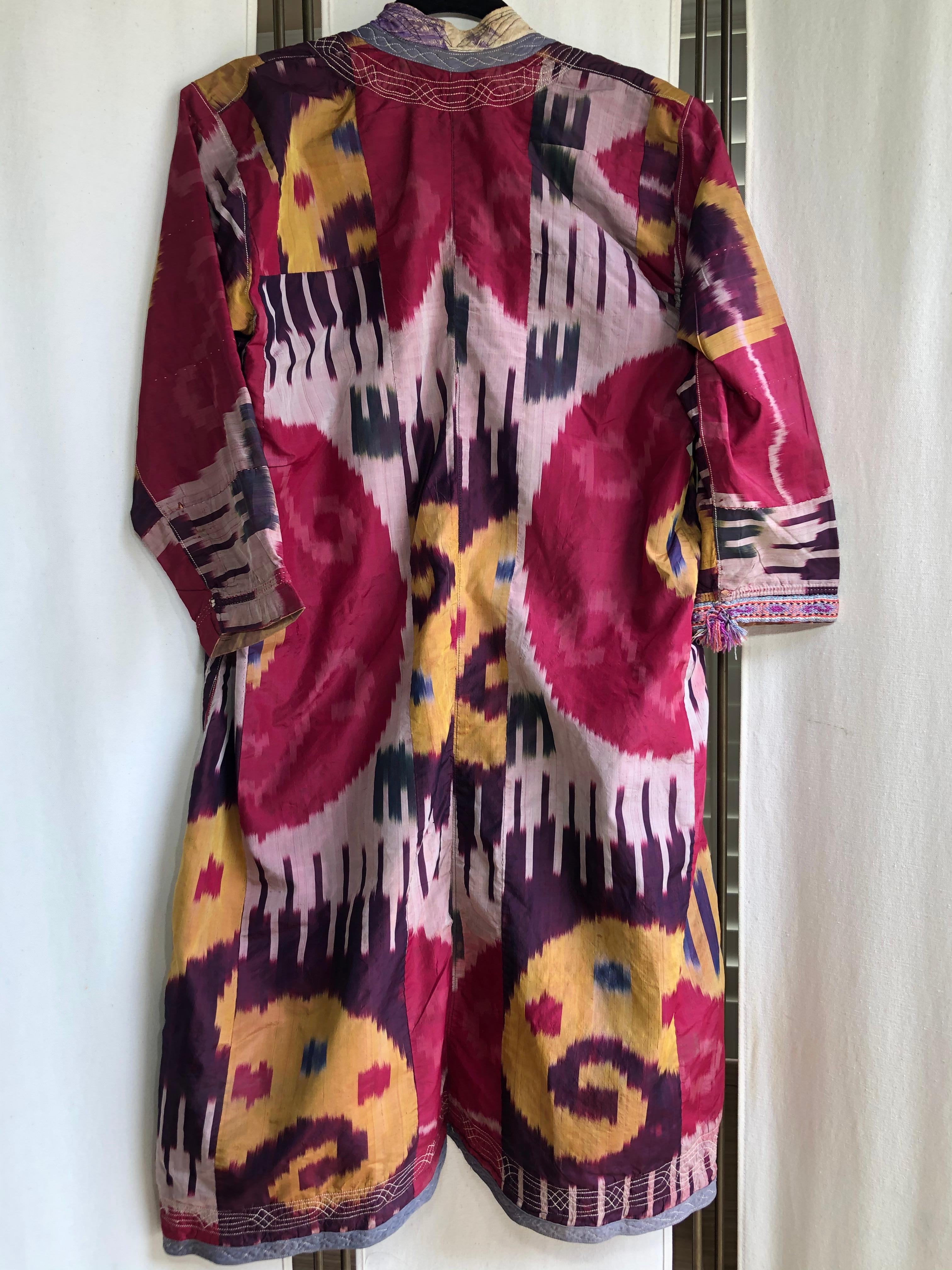 Magnifique robe ouzbèke ancienne en soie Ikat teintée, lumineuse et colorée. L'usure est mineure, comme le montrent les photos. Couleurs : Fuchsia, rose pâle, violet, jaune et bleu.
Environ taille moyenne-large
Taille de l'épaule 17