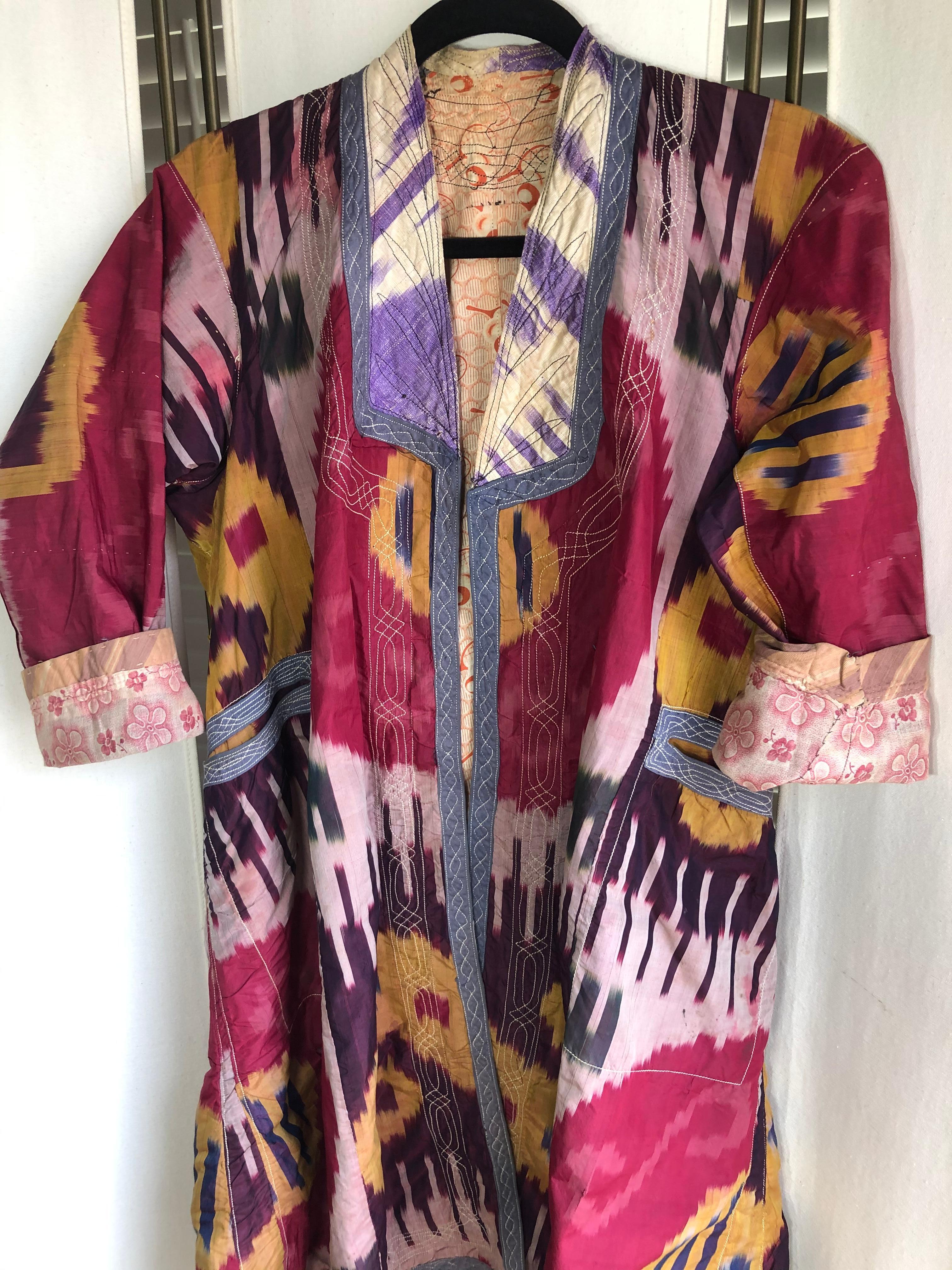Robe ancienne en soie ouzbeke teintée Ikat Bon état - En vente à Delray Beach, FL