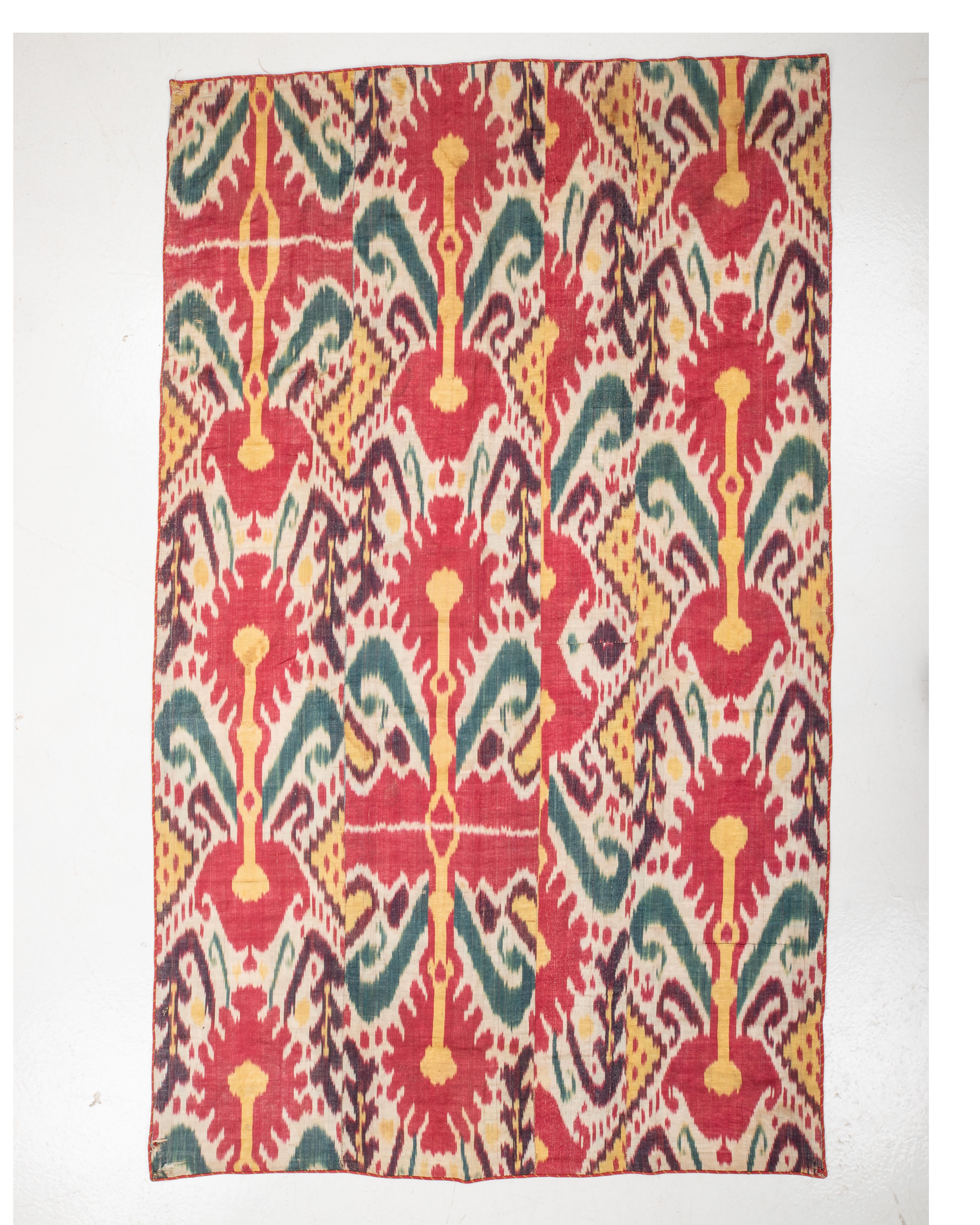 Origine: Asia centrale (probabilmente Bukhara o Valle di Ferghana)
Data: Metà-fine del XIX secolo
Tecnica: Abr-band (ikat) con ordito in seta / trama in cotone
Design/One: Medaglioni a specchio di grandi dimensioni e palmette stilizzate
Colori: