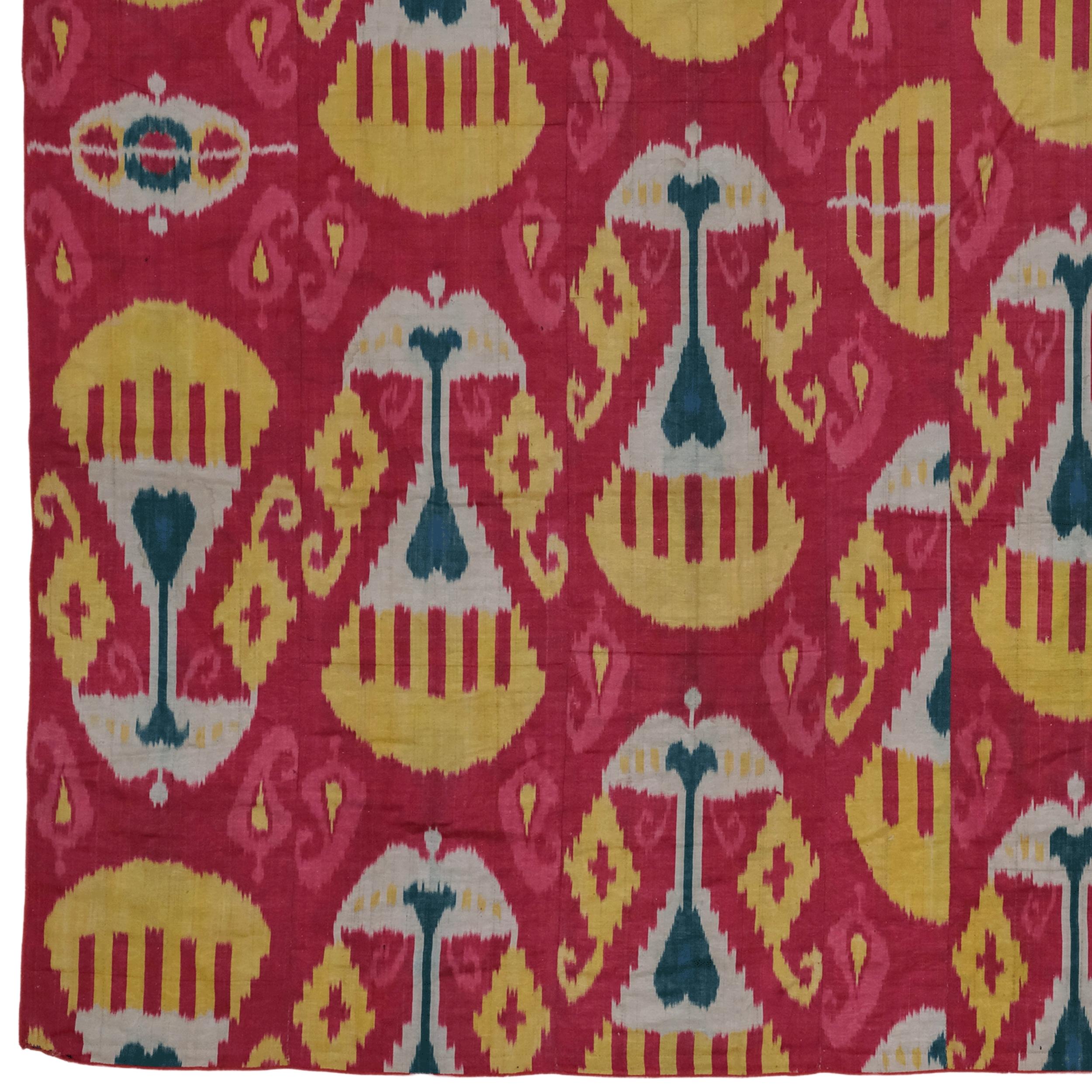 Ce magnifique tapis ikat ouzbek ancien est une œuvre d'art unique du 19e siècle. Ce tapis, tissé selon la technique de l'ikat, révèle les motifs élégants et complexes de la culture traditionnelle ouzbèke.

Ce tapis, décoré de motifs traditionnels