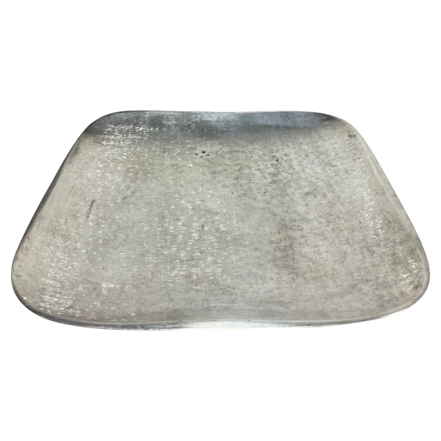 Ce plateau de service vintage argenté en forme de bol est un bel ajout à toute collection.