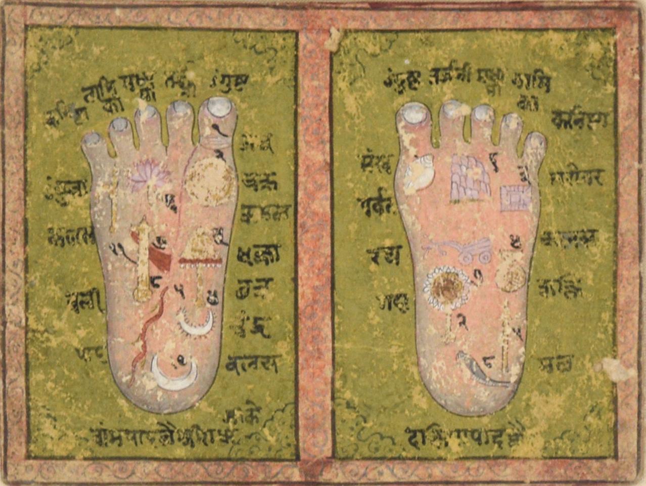 Fein detaillierte Illustration der Füße von Lord Rama. Die Füße sind mit illustrativen Symbolen beschriftet, darunter eine Lotosblume, Muscheln und Mondsicheln. Auf den Füßen befinden sich insgesamt 17 Symbole. Zarte Ranken und Muster umgeben das