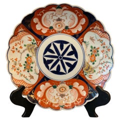 Assiette de présentation festonnée en porcelaine Imari du 19ème siècle d'exportation japonaise