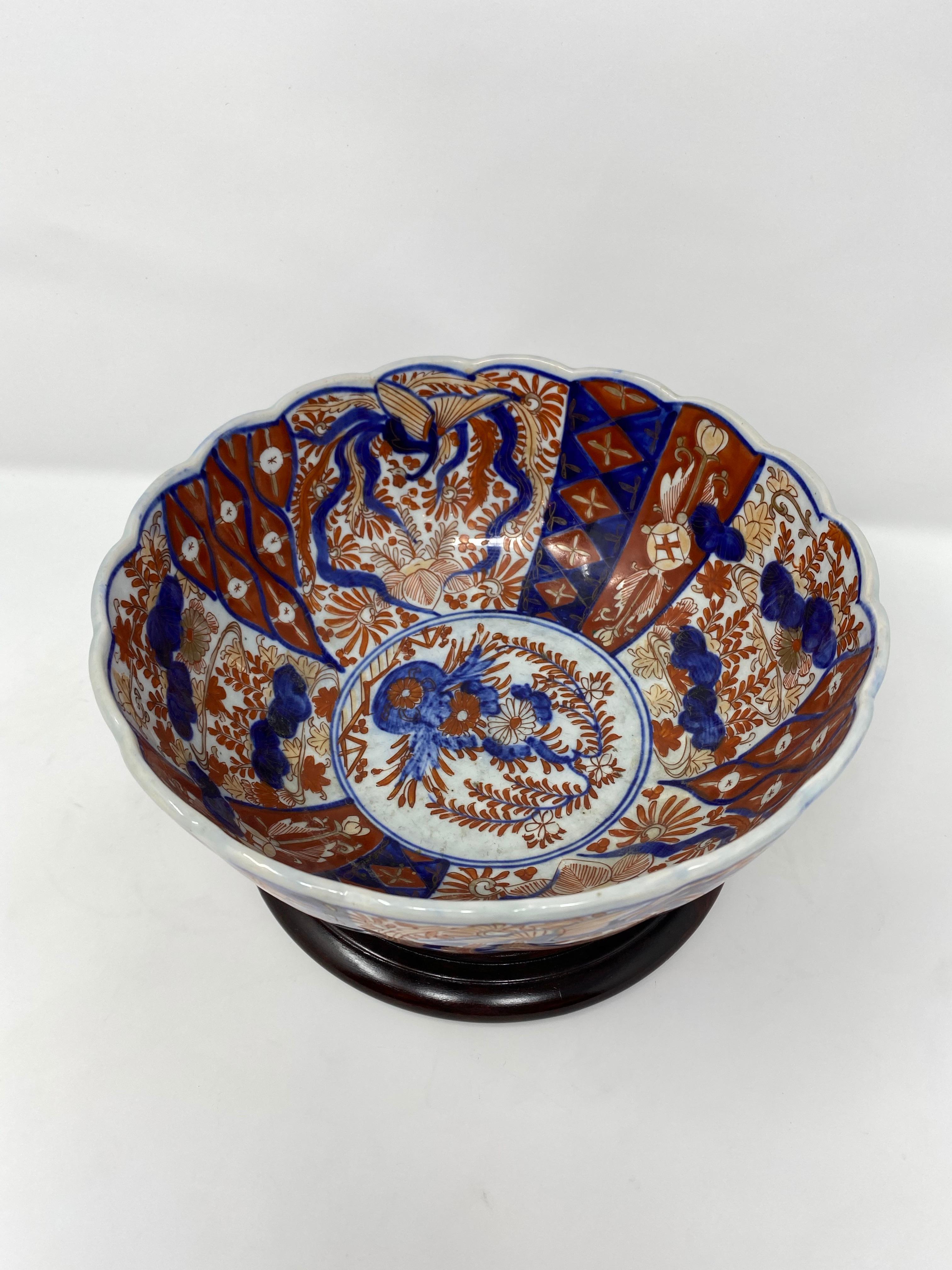 Antike japanische Imari-Schale:: kanneliert:: um 1890-1910 (20. Jahrhundert) im Angebot