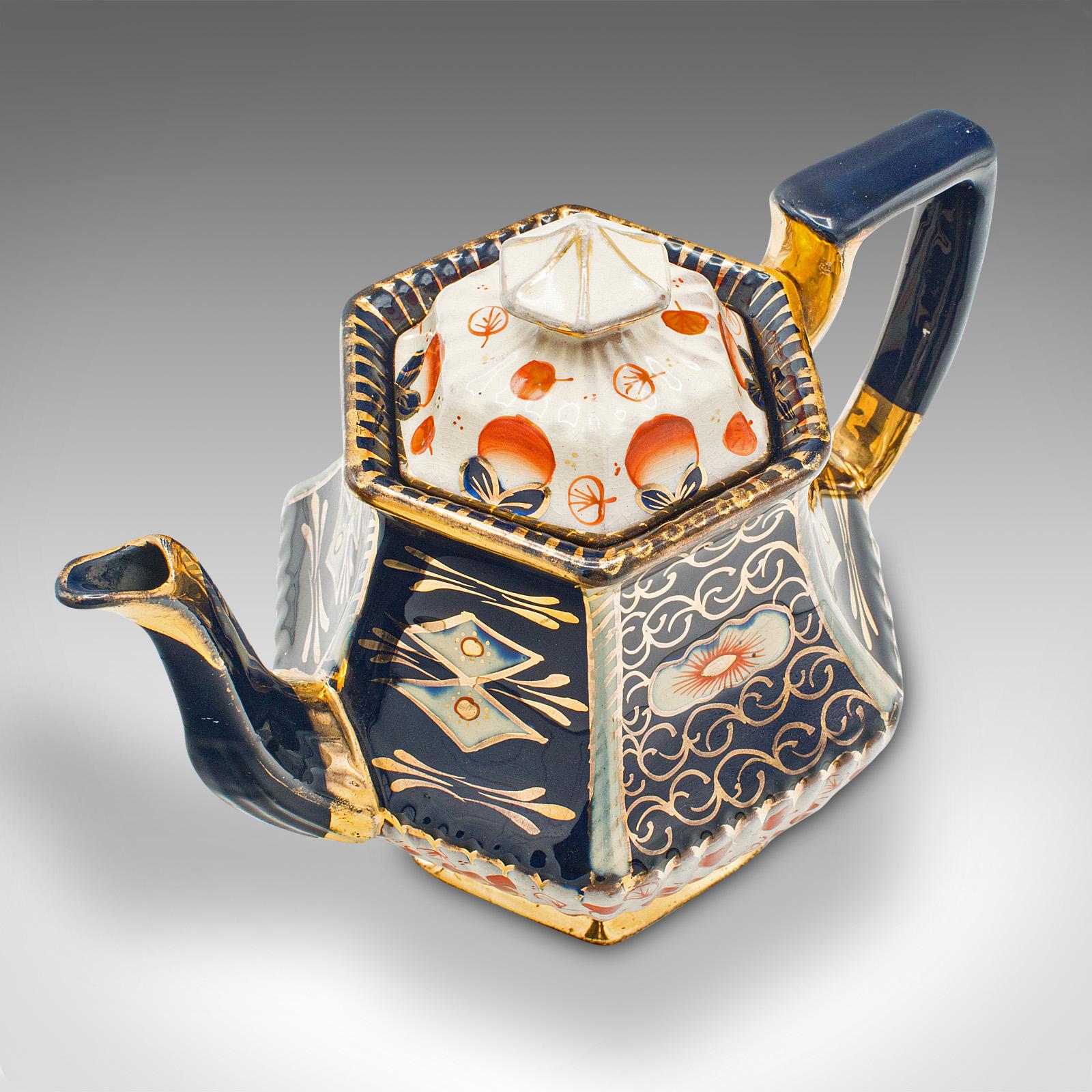 Britannique Théière ancienne à motif Imari, anglaise, céramique, bouilloire décorative, victorienne en vente