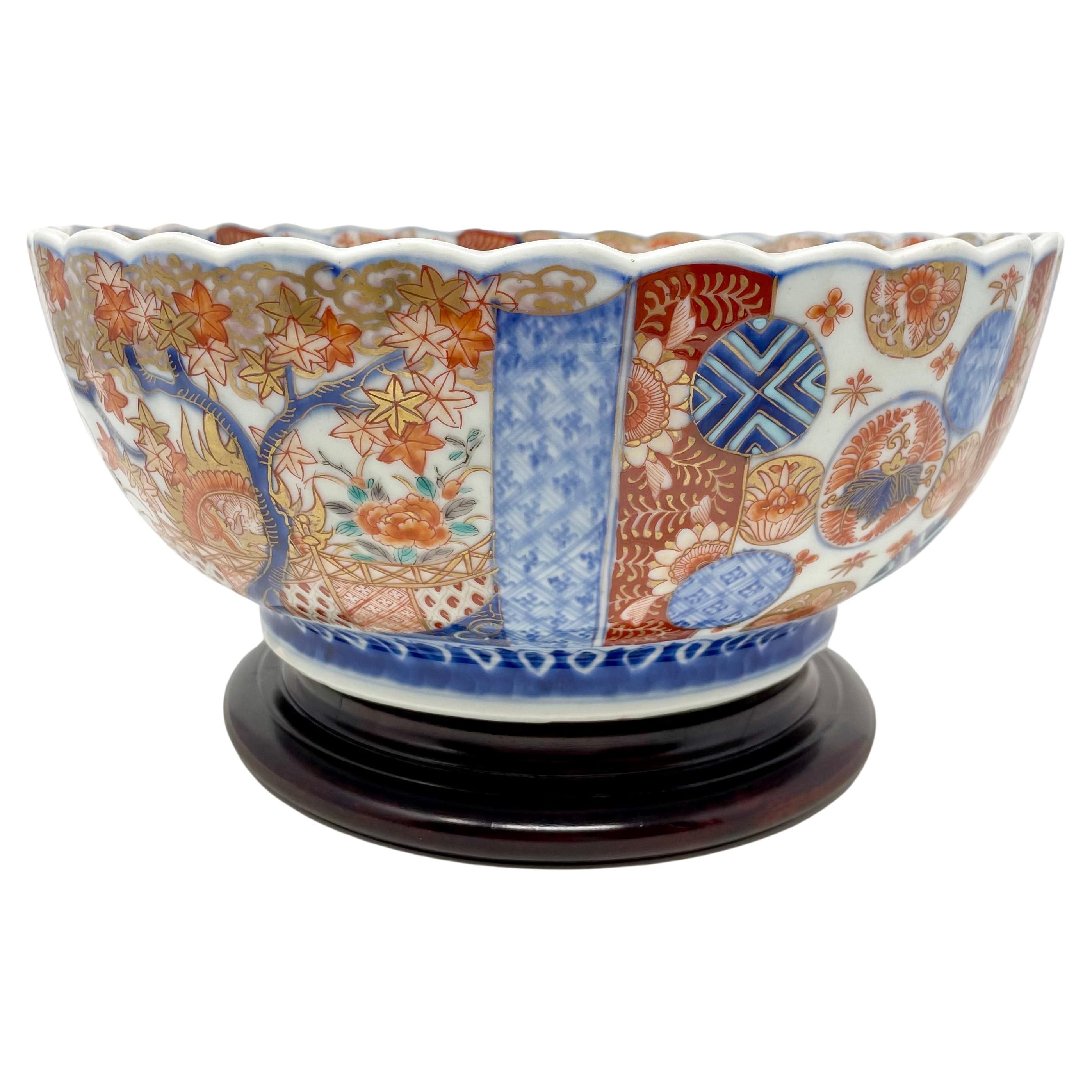 Antiguo cuenco acanalado de Imari Porcelain, circa 1890. en Bueno estado para la venta en New Orleans, LA