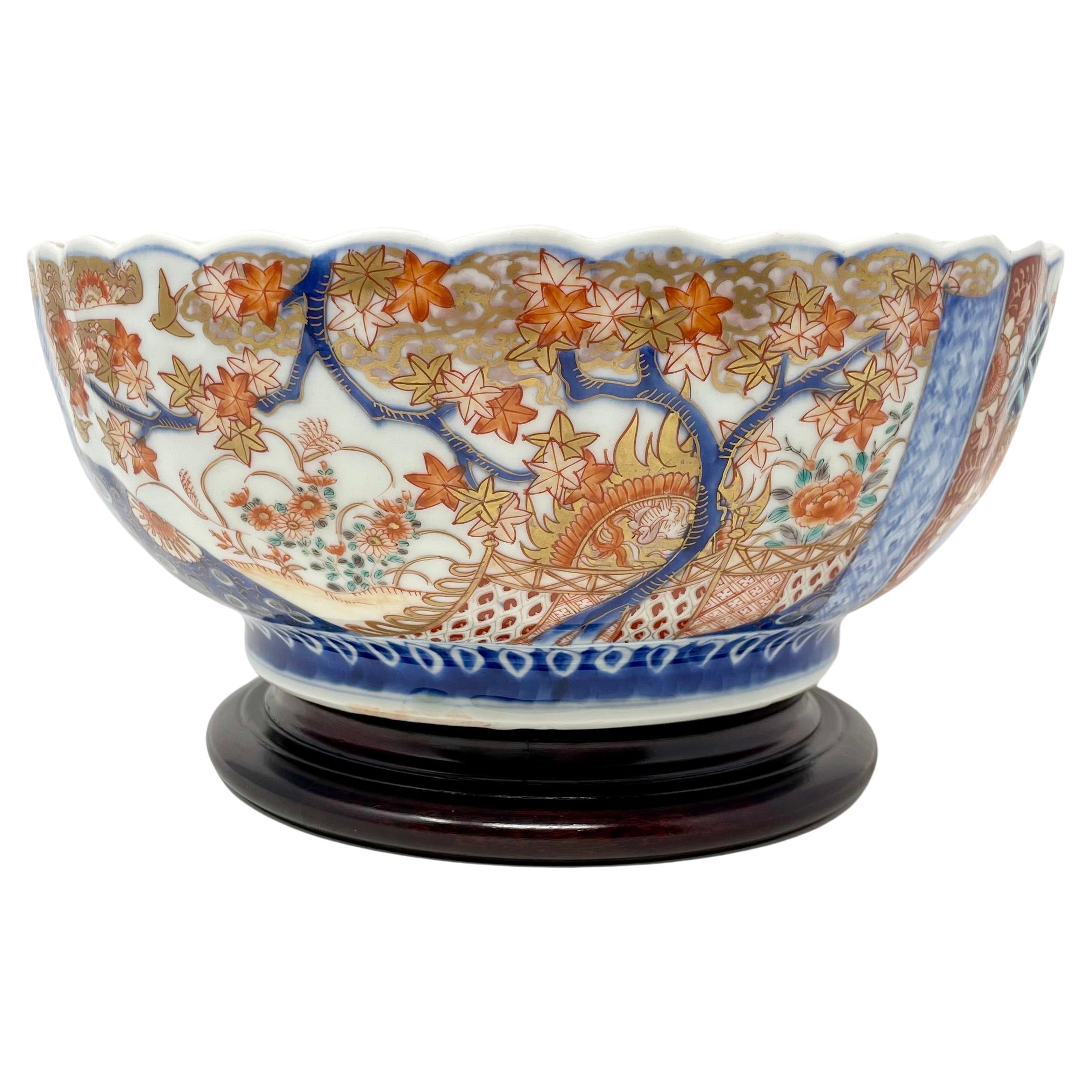 Antiguo cuenco acanalado de Imari Porcelain, circa 1890. siglo XIX en venta