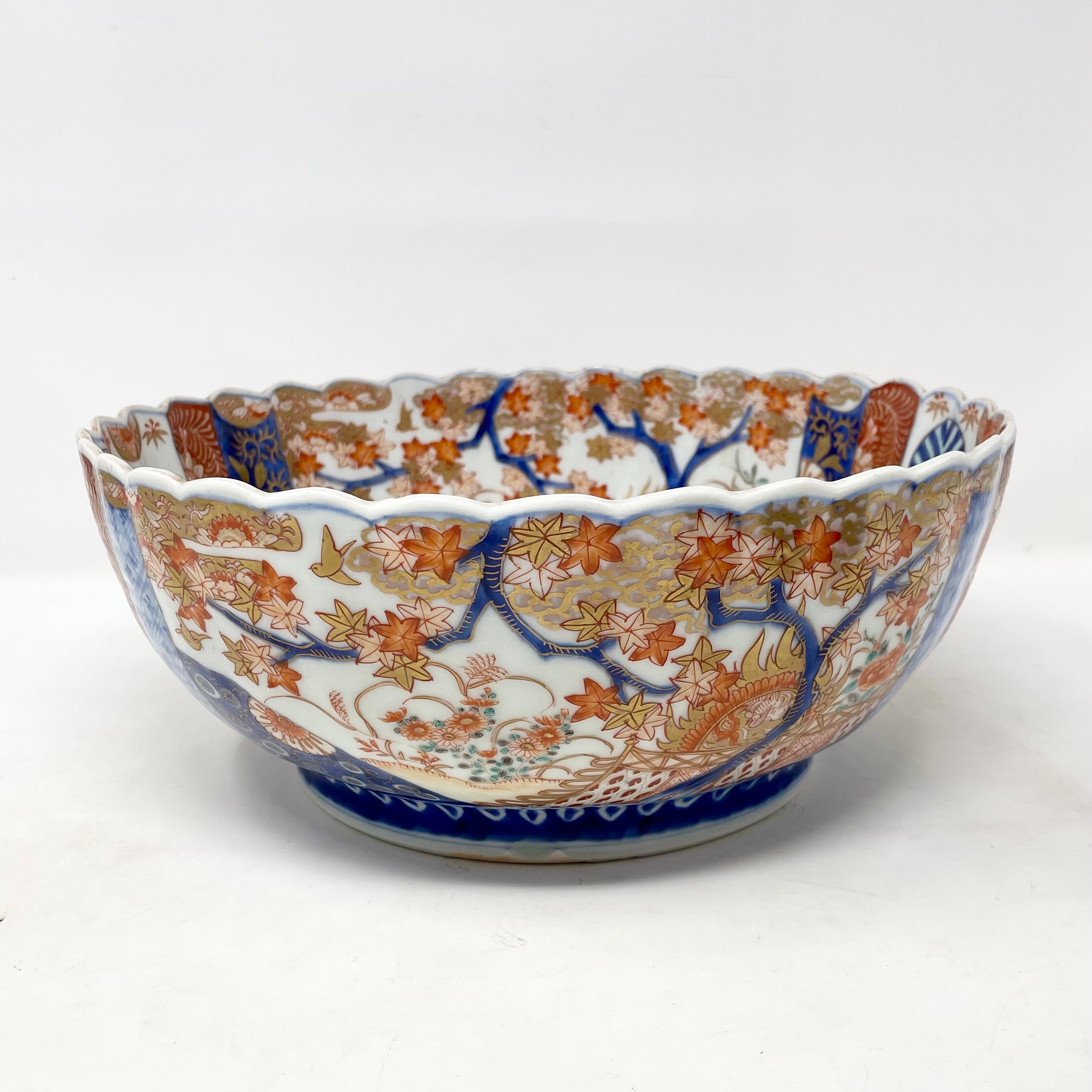 Antiguo cuenco acanalado de Imari Porcelain, circa 1890. Porcelana en venta