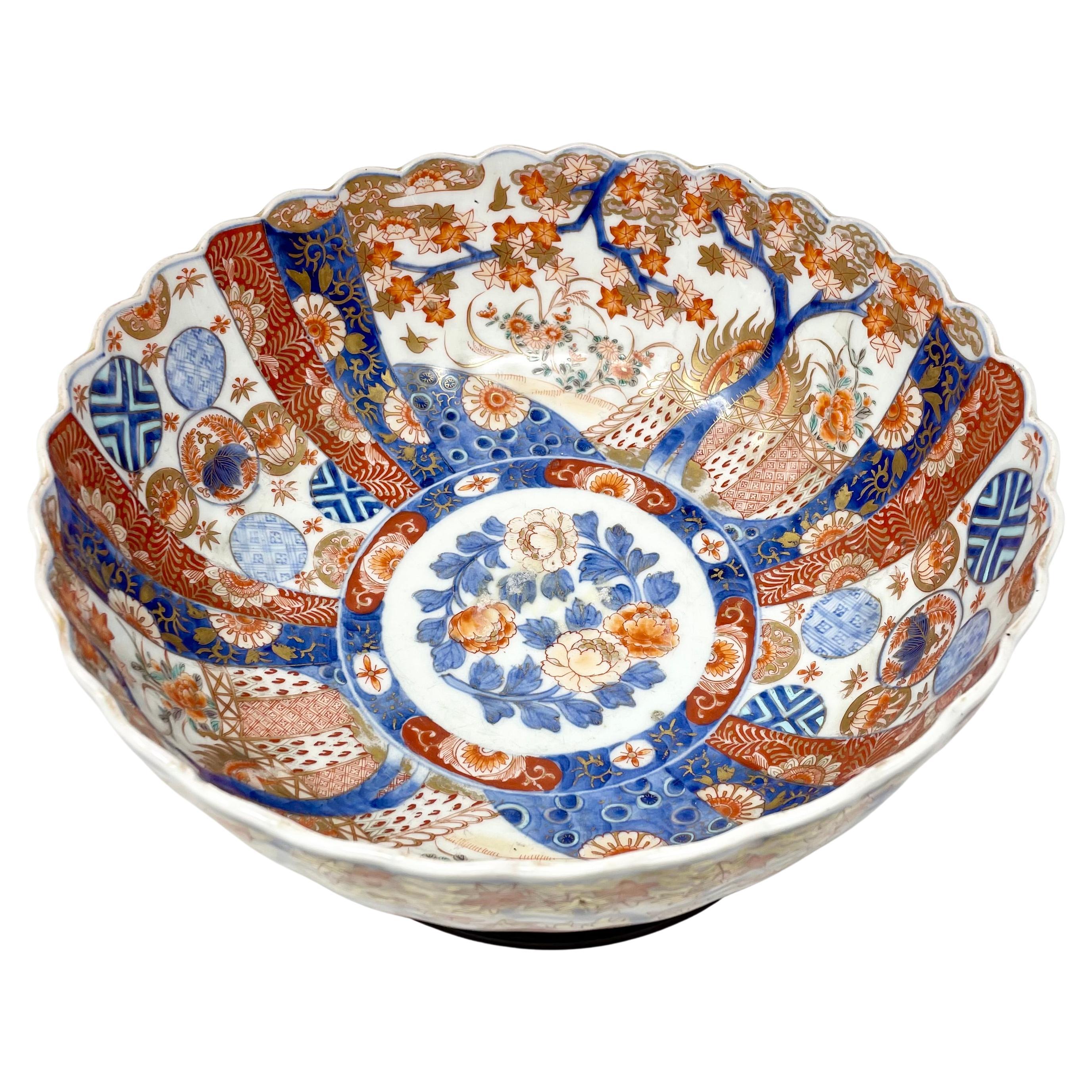 Antiguo cuenco acanalado de Imari Porcelain, circa 1890. en venta 2
