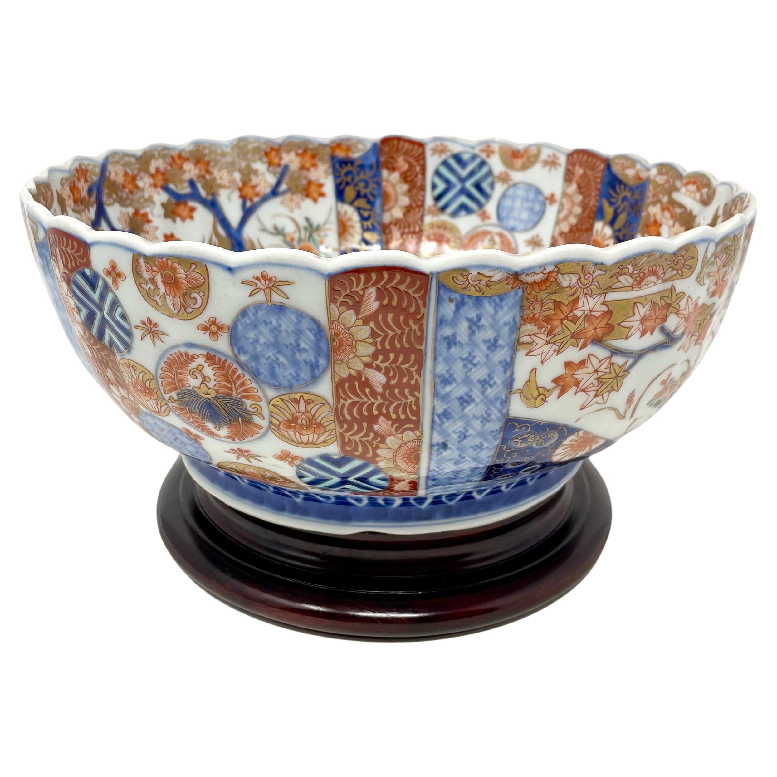Antiguo cuenco acanalado de Imari Porcelain, circa 1890.