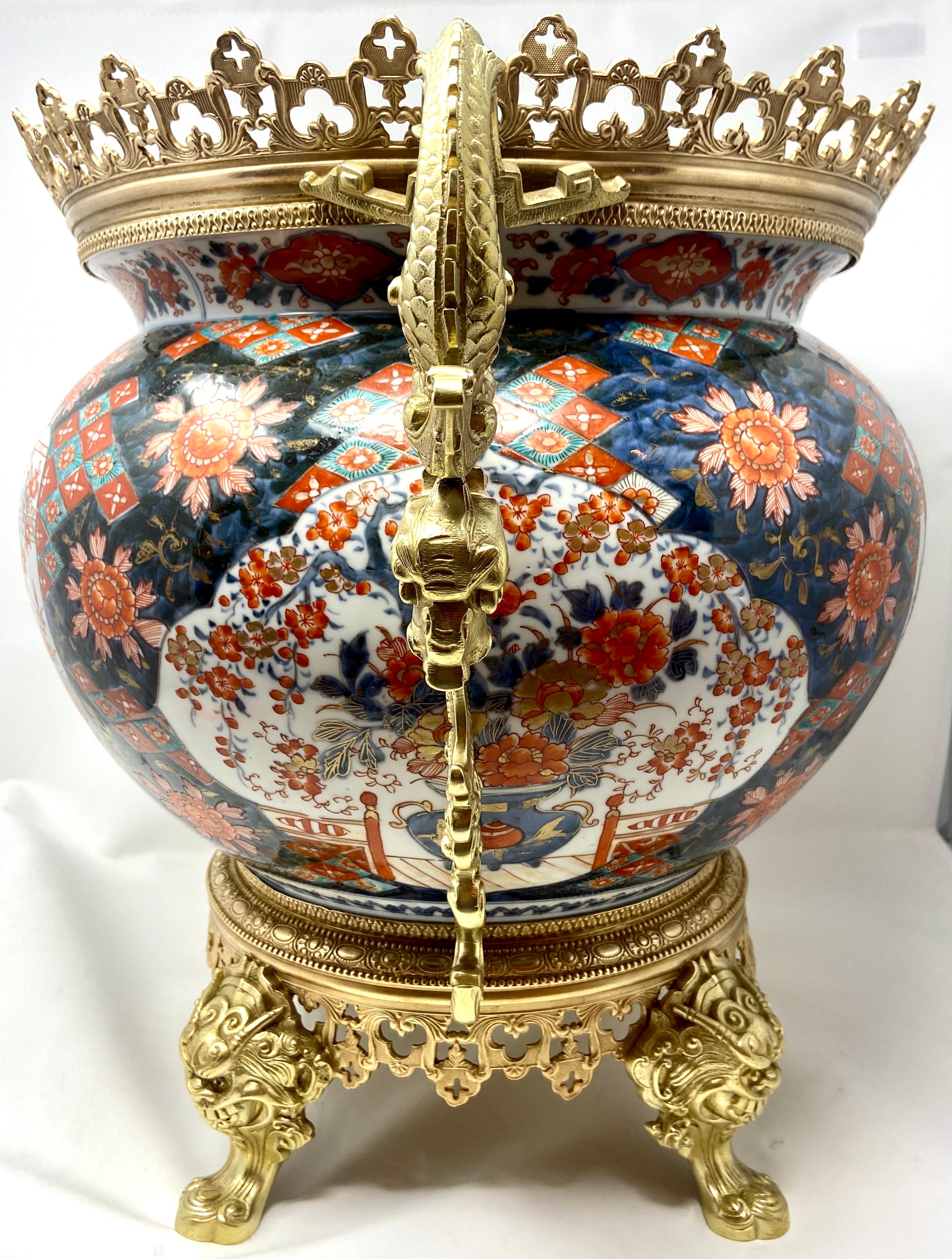 Porcellana Antico Imari Porcelain Jardiniere con supporti in bronzo, circa 1895 in vendita