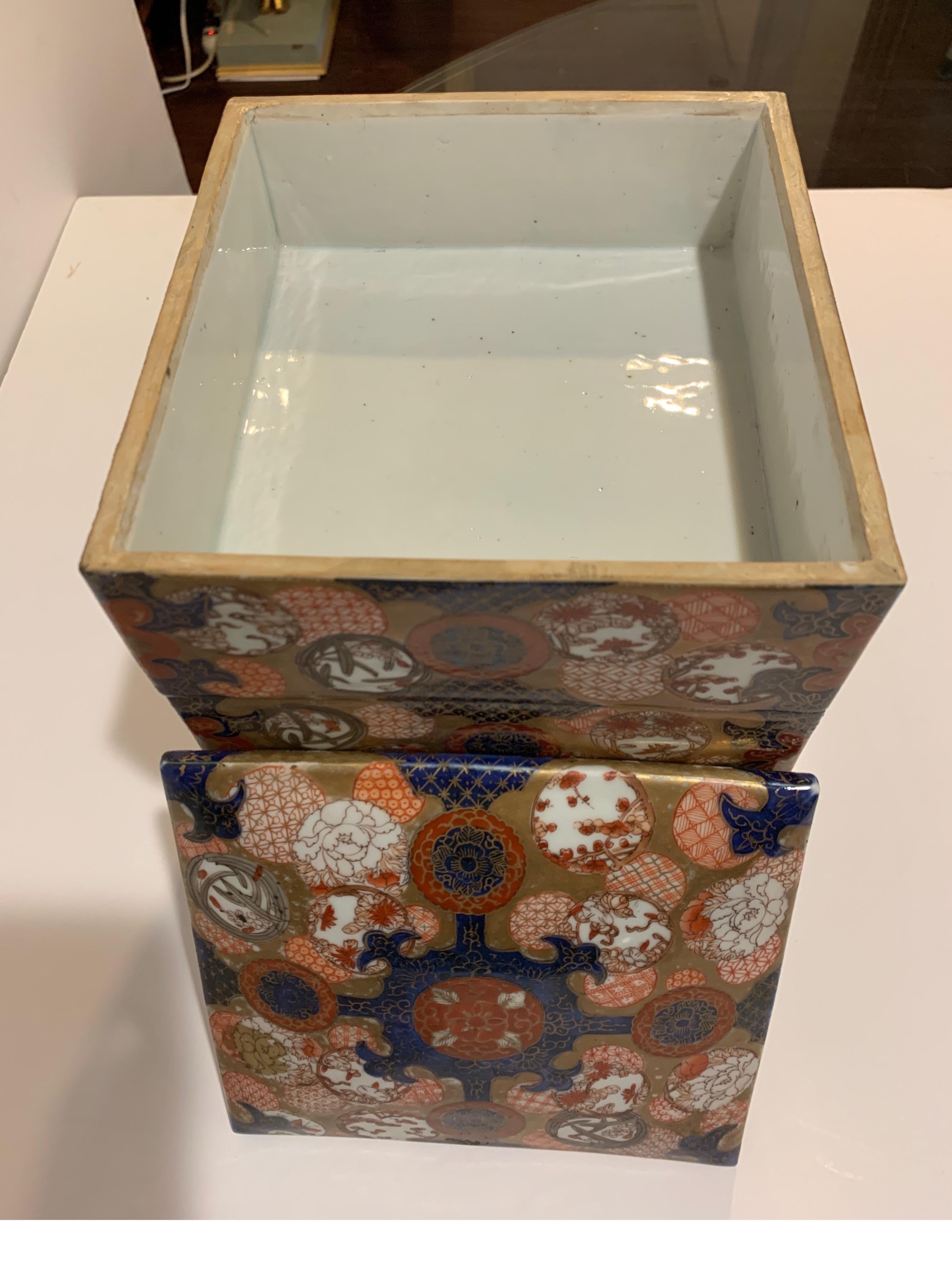 Antique Imari Porcelain Stack Box In Excellent Condition In Lambertville, NJ
