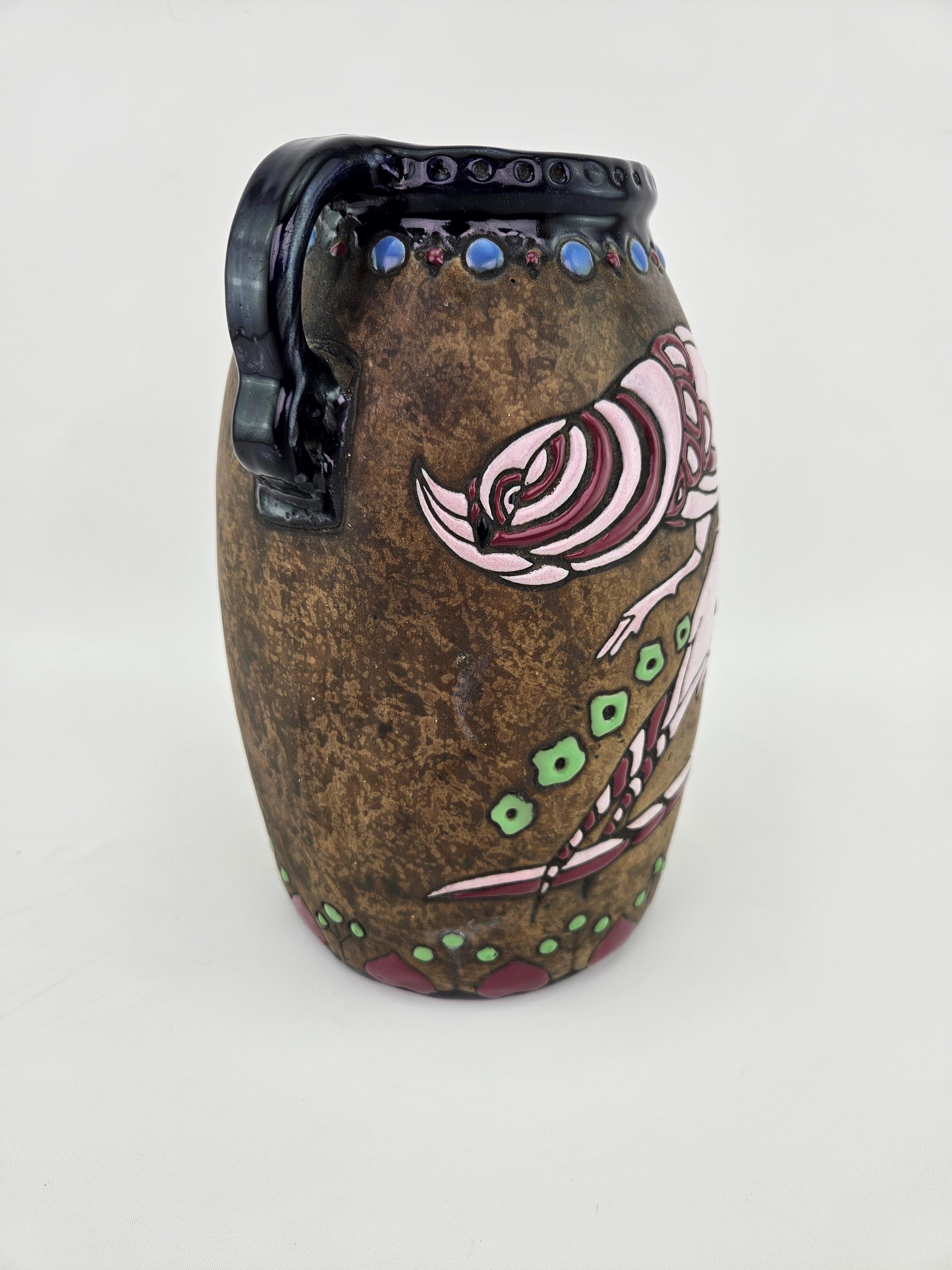 Diese große antike Vase wurde von der renommierten Imperial Amphora-Fabrik in Turn-Teplitz, Österreich, heute Tschechische Republik, um 1920 im Stil des Art déco hergestellt.  Die Vase ist auf der Unterseite deutlich mit der Herstellermarke für