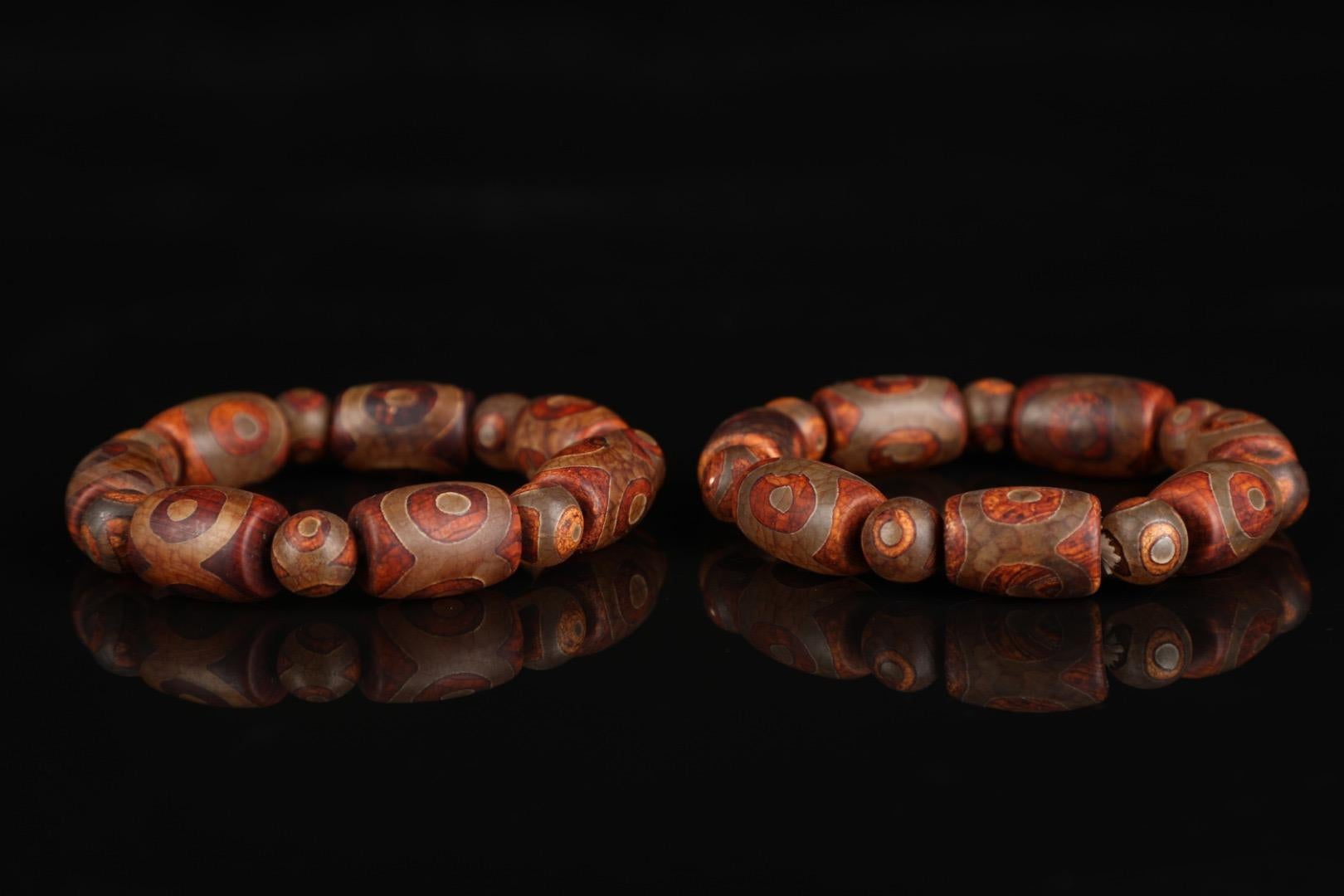The imperial dzi beads bracelets were used by the temple monks of the royal court to ask for blessings for Emperors.
Dzi is the first of the seven treasures of the Tibetan people.
Dzi beads are enshrined and blessed by the great achievers,  the
