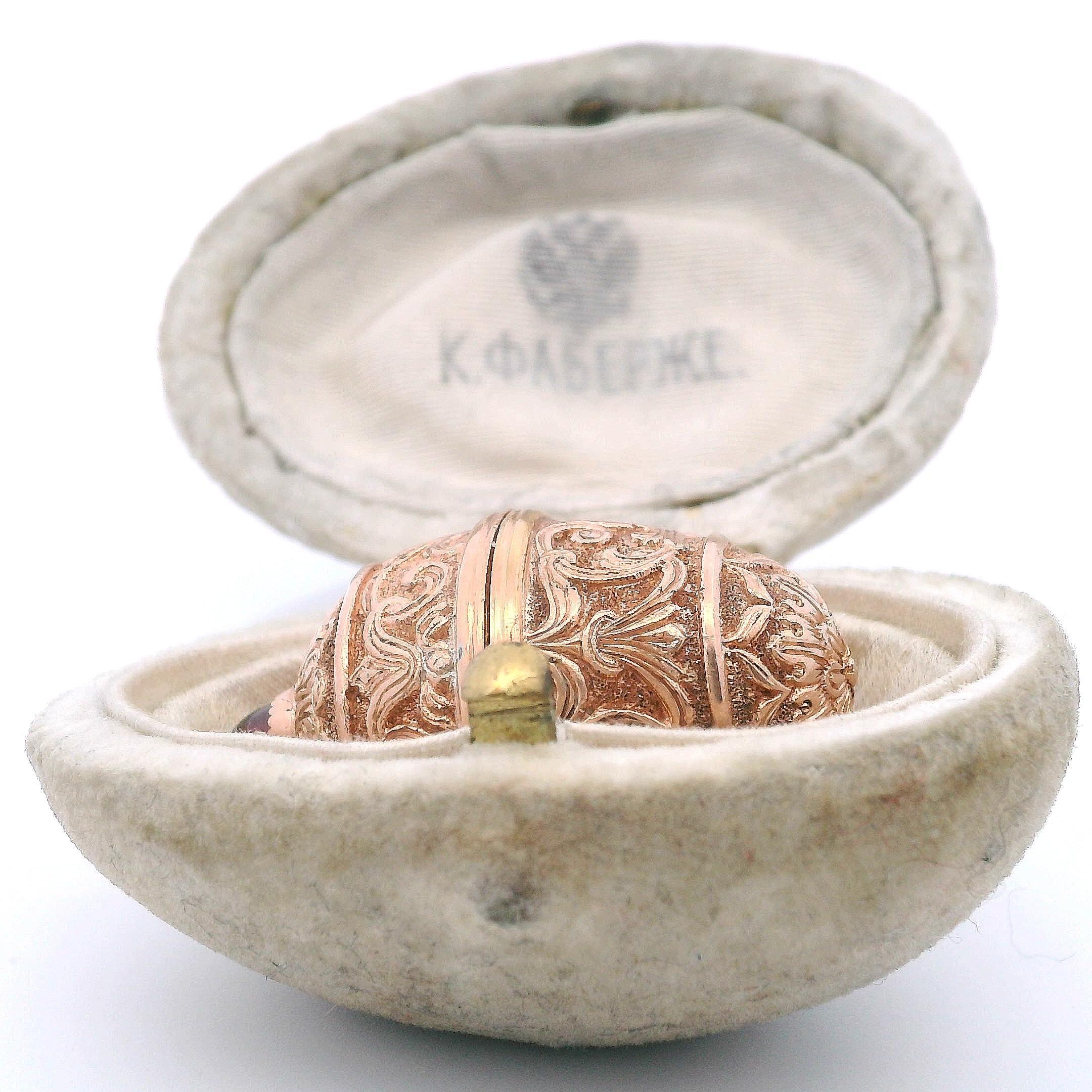 Questo antico flacone di profumo imperiale Fabergé è uno splendido esempio di opulenza e maestria del famoso gioielliere. Realizzato in oro rosa, il flacone presenta squisiti dettagli che mettono in evidenza l'impegno di Fabergé nei confronti del