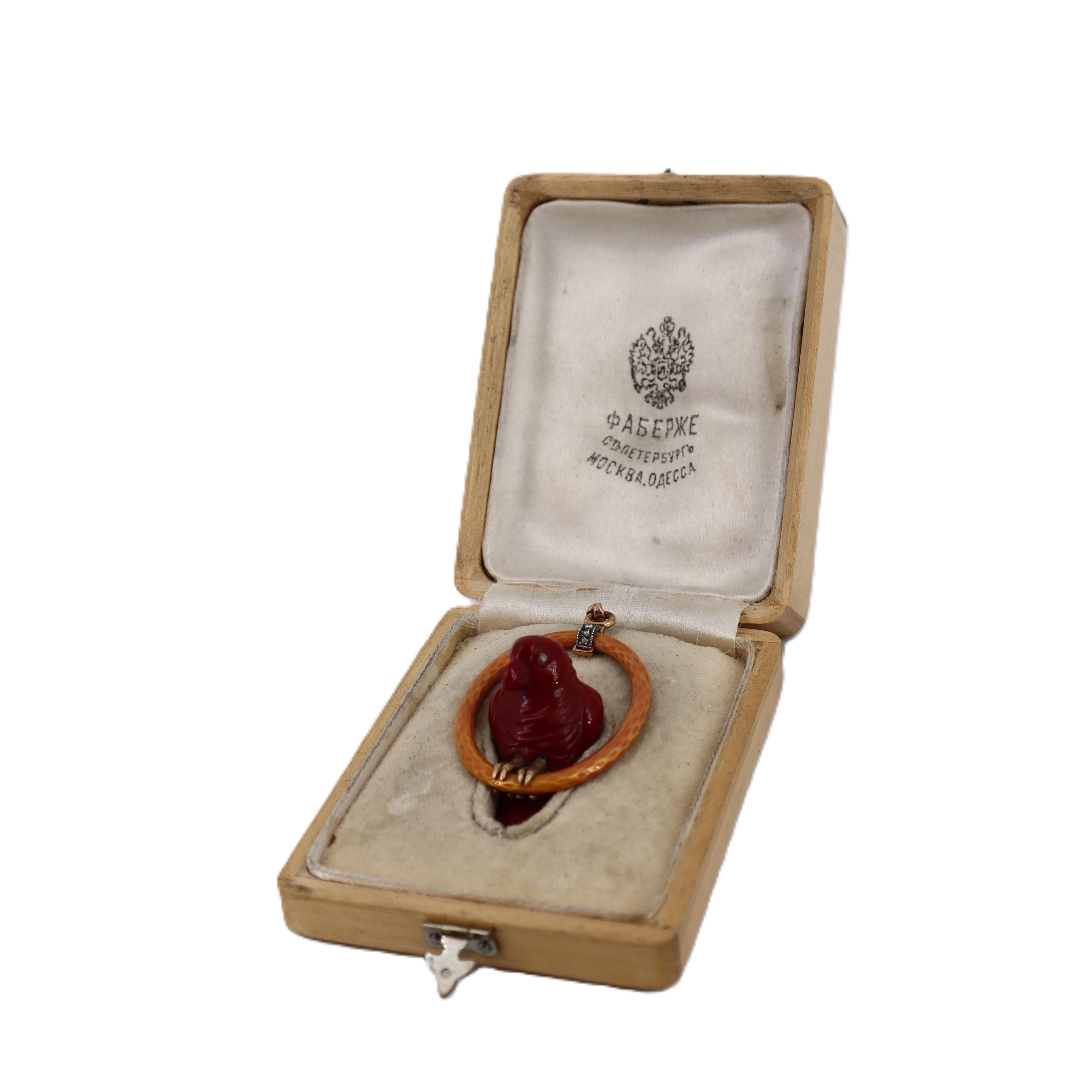 Questo ciondolo Fabergé Antiques è un'opera d'arte mozzafiato, squisitamente realizzata in oro rosa. Il ciondolo presenta uno splendido diamante a taglio rosa, rinomato per la sua sfaccettatura unica che cattura e riflette magnificamente la luce,