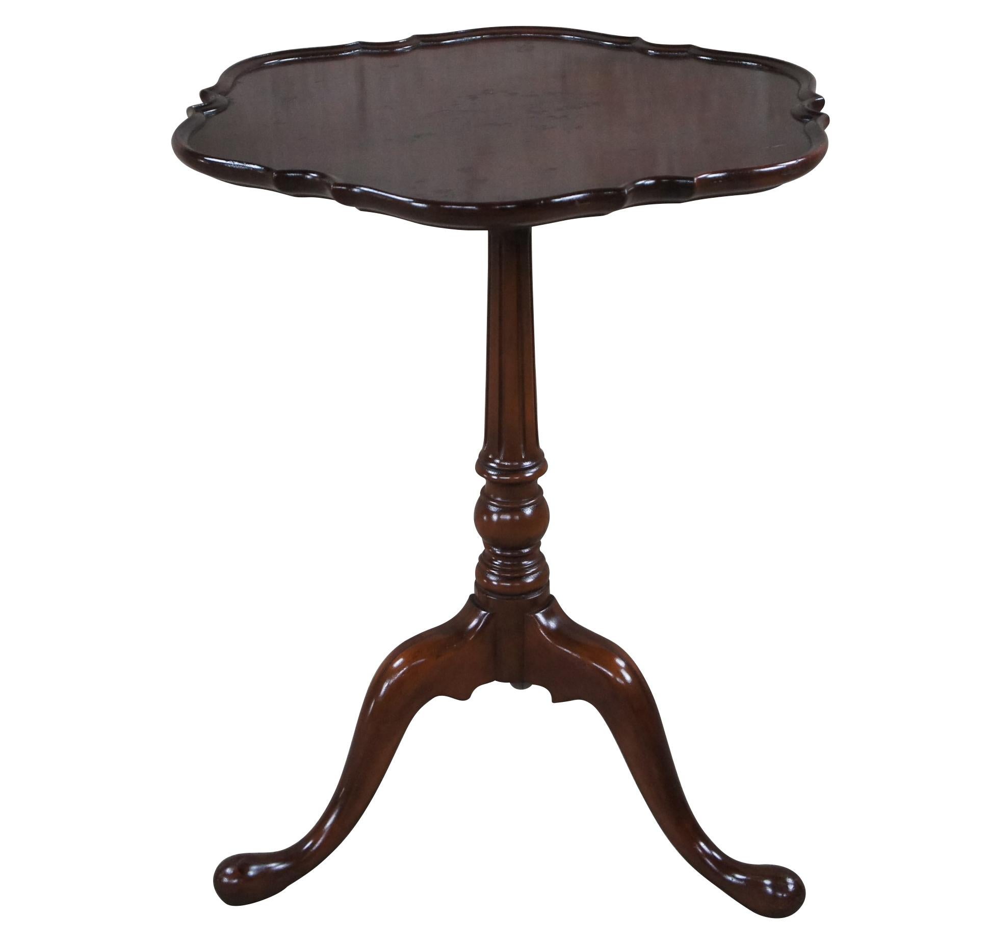 Table à croûte de tarte de style Queen Anne du début du 20e siècle, fabriquée par Imperial Furniture of Grand Rapids. Fabriqué en acajou, le plateau hexagonal est surmonté d'un piédestal tourné et cannelé menant à des pieds en forme de balancier.