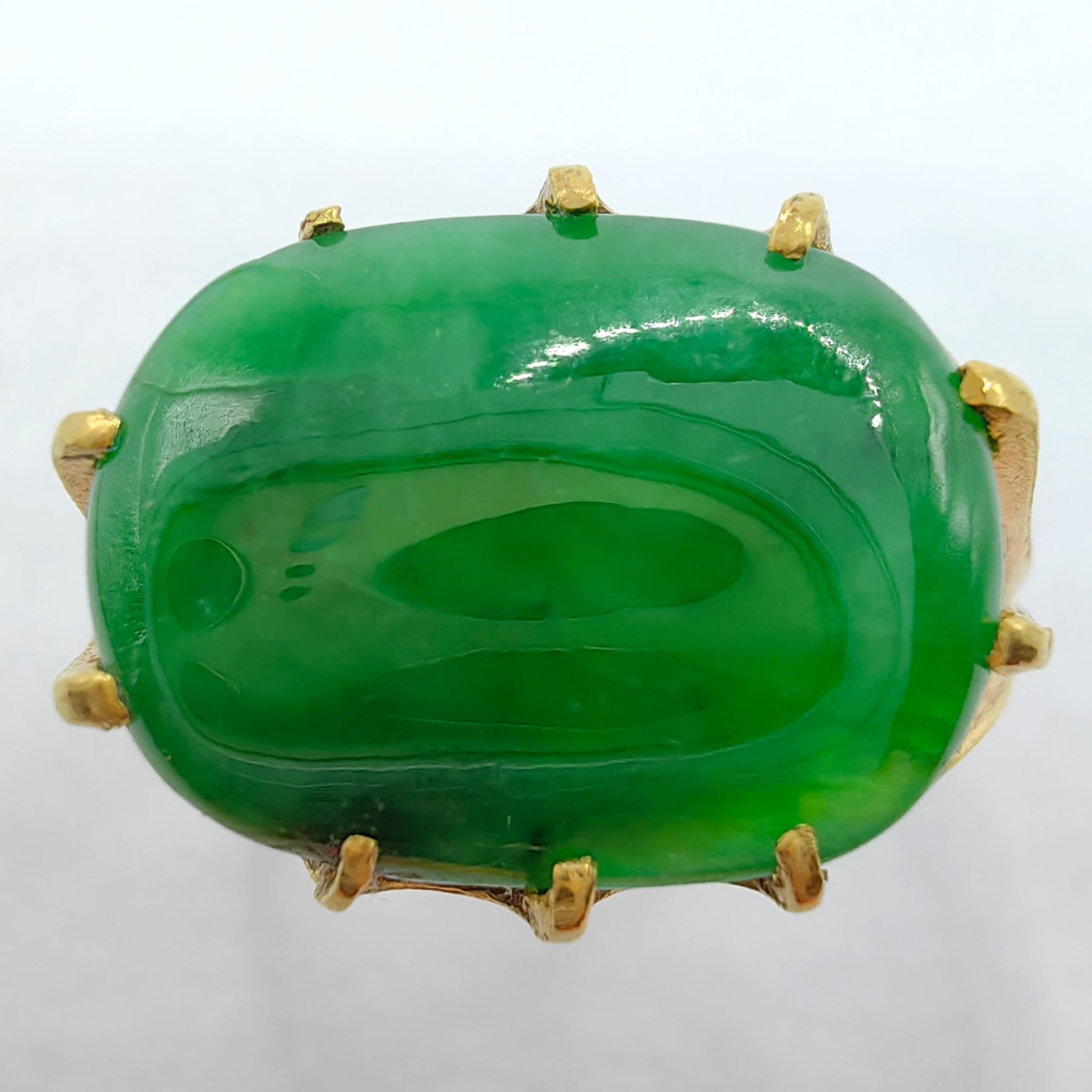 Voici notre exquise bague Pinky Finger en jade cabochon vert impérial antique en or jaune 24K, véritable témoignage de la beauté intemporelle et de l'artisanat.

Au centre de cette remarquable bague se trouve un superbe cabochon de jadéite vert