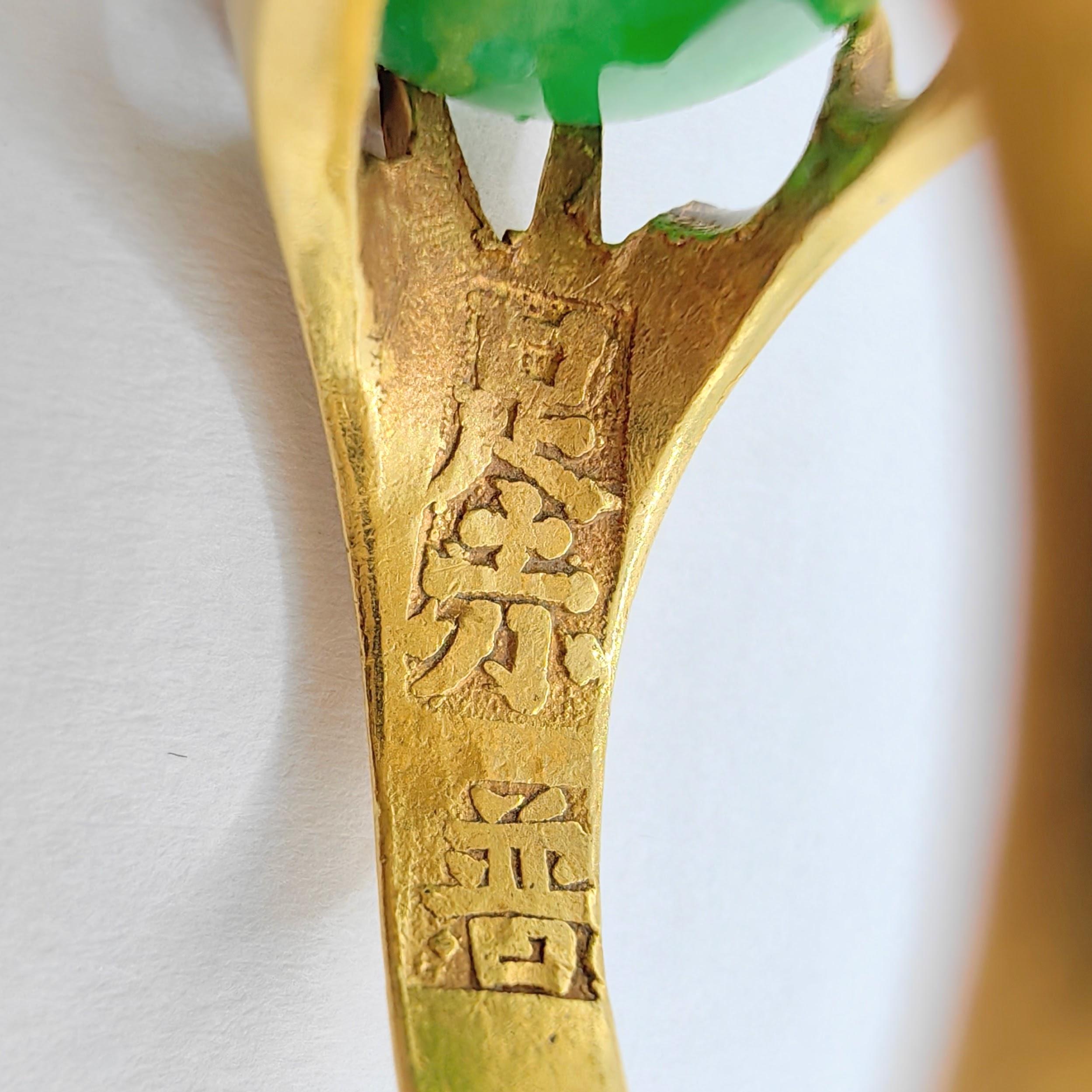 Ancienne bague de doigt rose impériale en or jaune 24 carats avec jadéite verte cabochon en vente 1