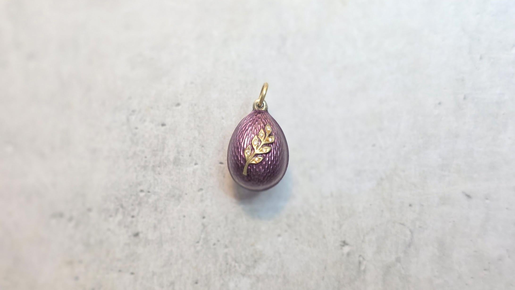 Wir freuen uns, Ihnen ein weiteres außergewöhnliches Stück aus unserer Kollektion präsentieren zu können: einen charmanten Miniatur-Ei-Anhänger. Er ist meisterhaft aus kaiserlichem 84er-Silber mit Guilloche-Email gefertigt und zeigt auf beiden