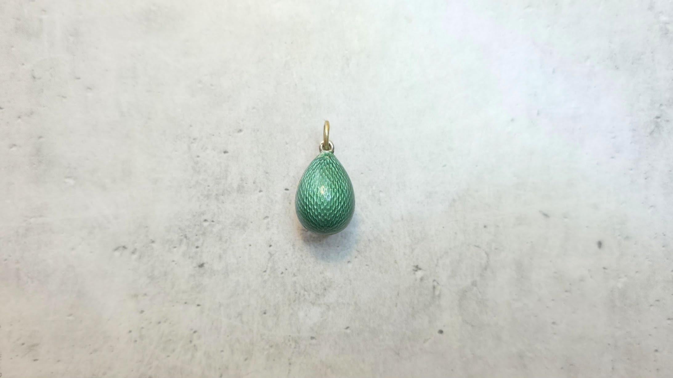 Impero russo Antico ciondolo imperiale a forma di uovo in smalto verde guilloché, di Alfred Thielemann in vendita