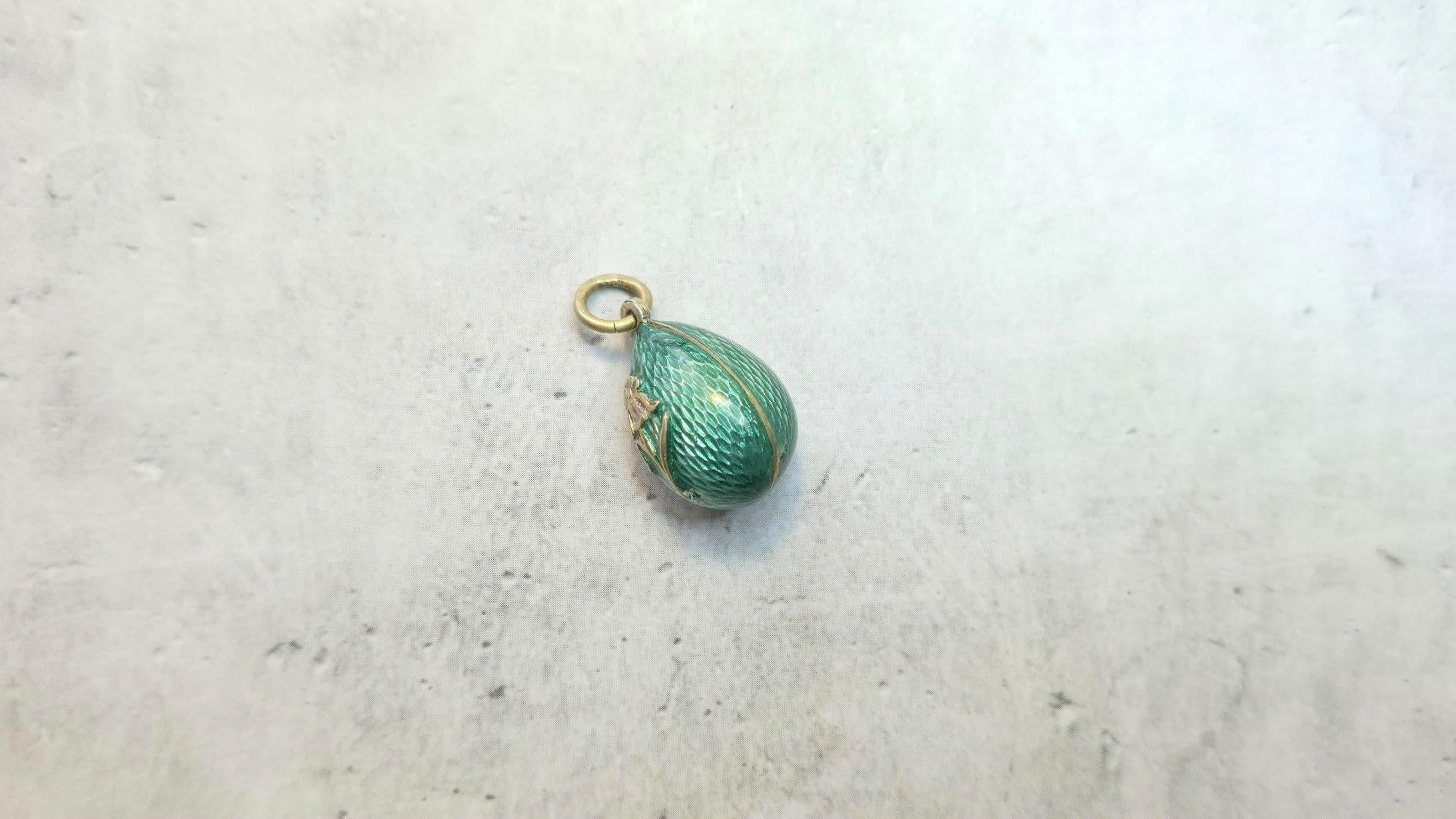 Antico ciondolo imperiale a forma di uovo in smalto verde guilloché, di Alfred Thielemann In condizioni ottime in vendita a Chesterland, OH