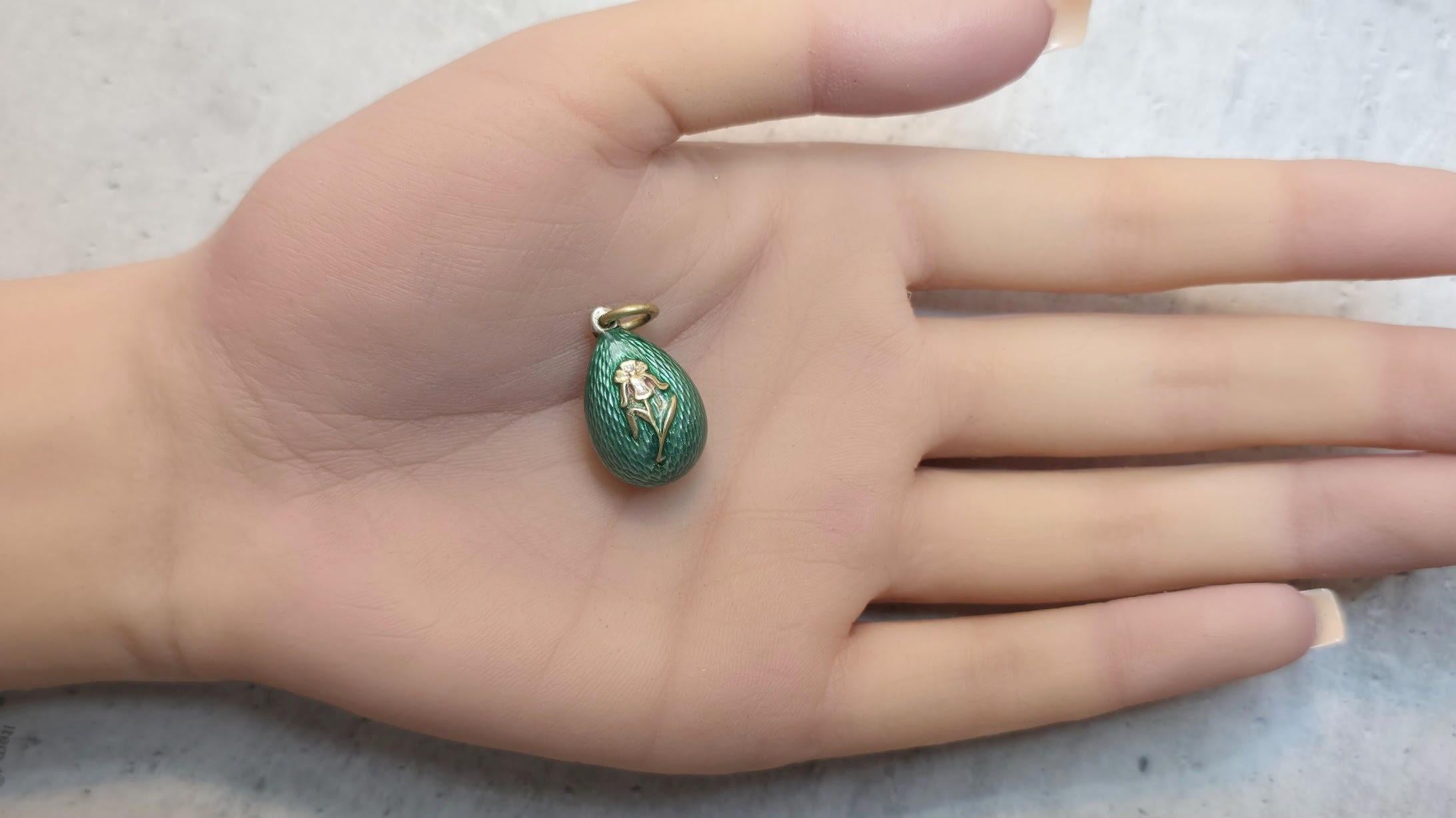 Antico ciondolo imperiale a forma di uovo in smalto verde guilloché, di Alfred Thielemann in vendita 1