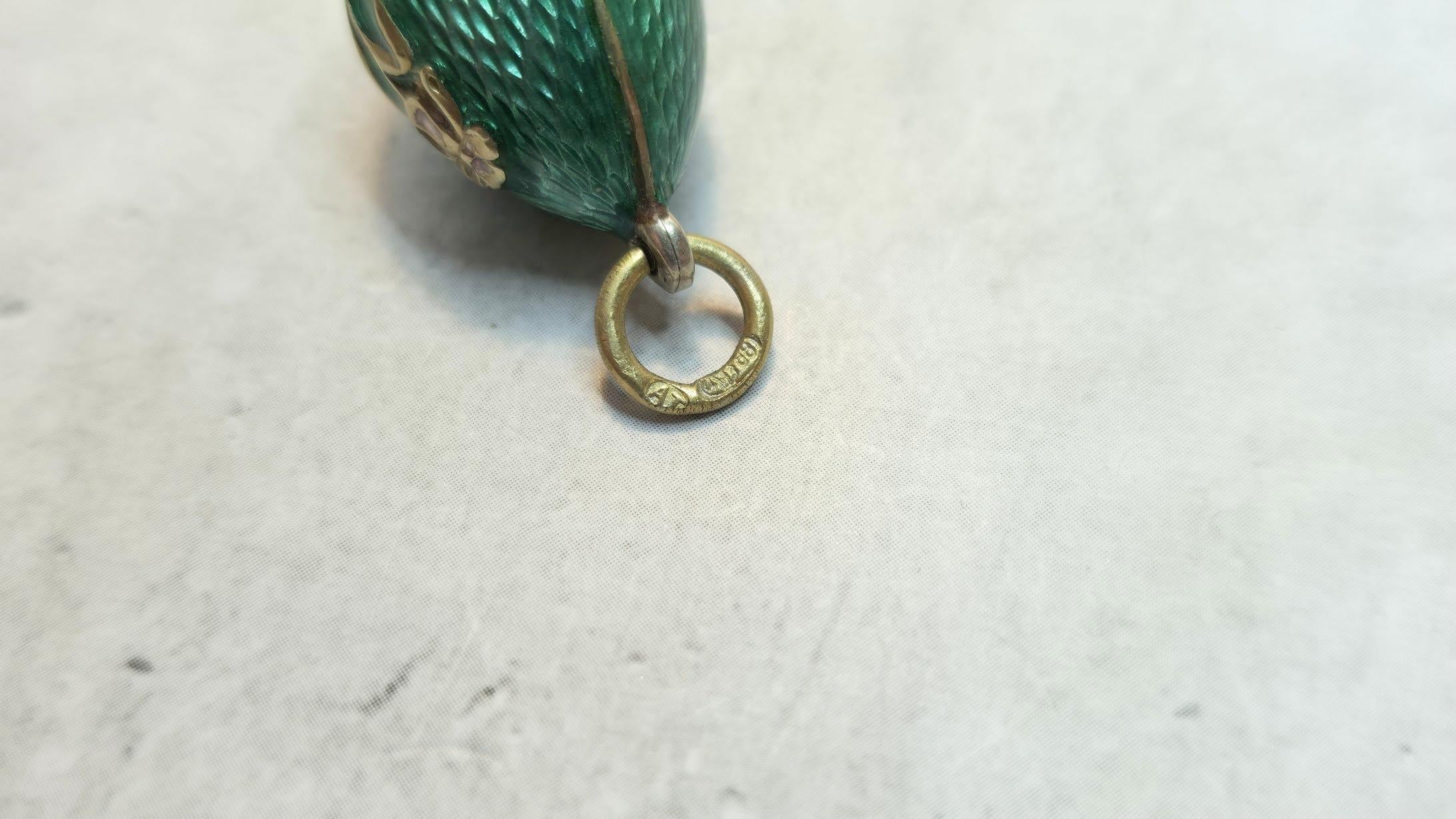 Antico ciondolo imperiale a forma di uovo in smalto verde guilloché, di Alfred Thielemann in vendita 3