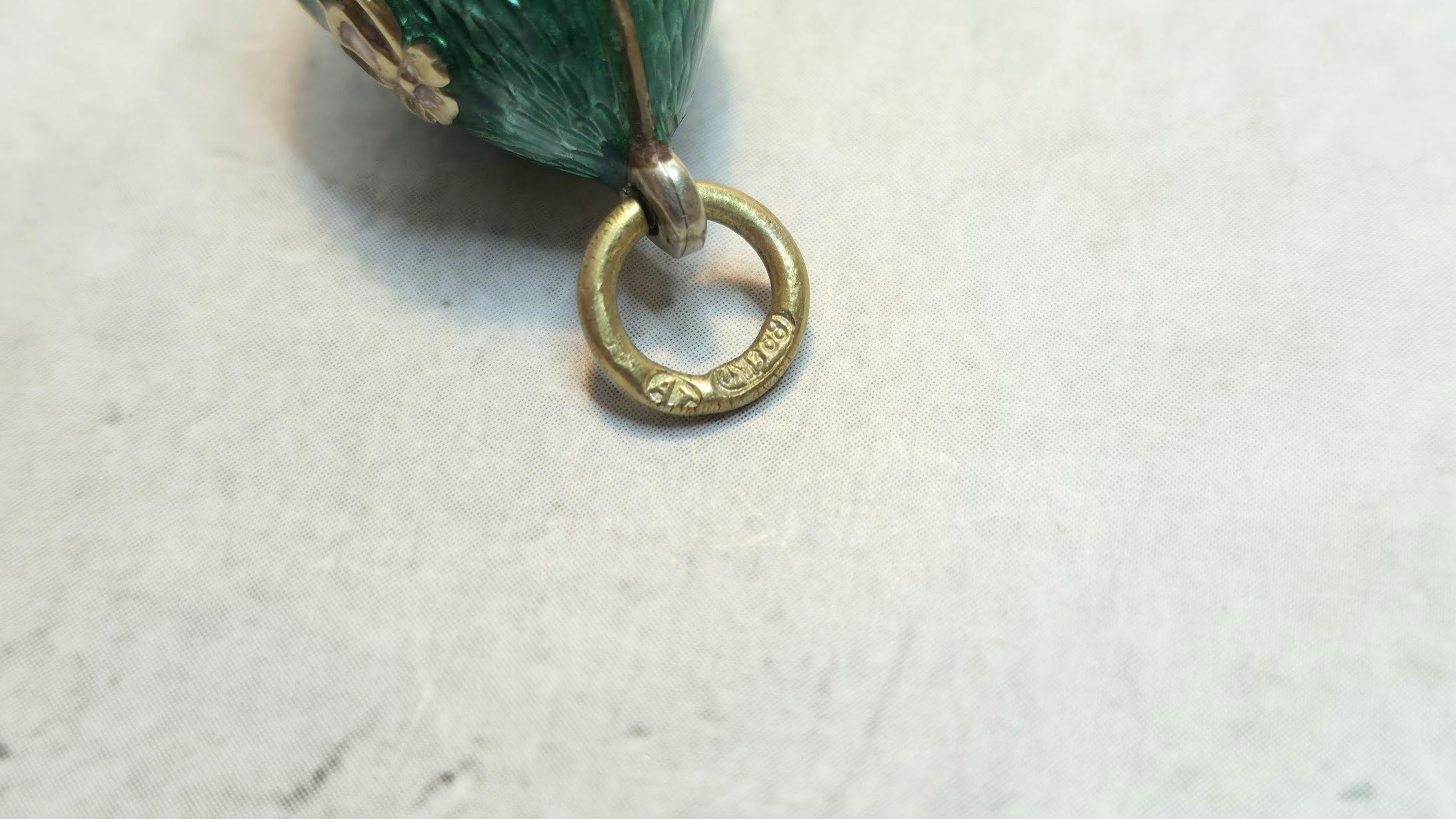 Antico ciondolo imperiale a forma di uovo in smalto verde guilloché, di Alfred Thielemann in vendita 4