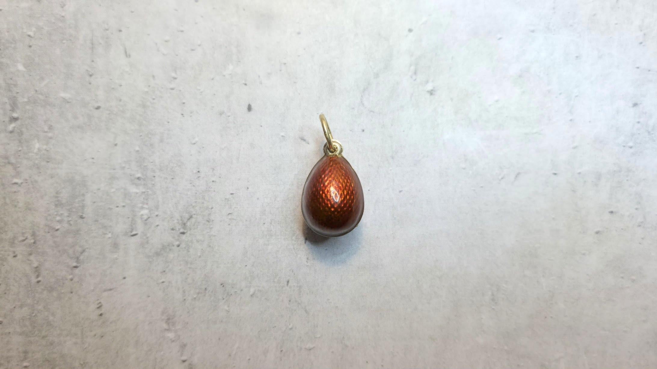 Impero russo Antico ciondolo imperiale a forma di uovo in smalto rosso guilloché, maestro d'opera Albert Holmström in vendita