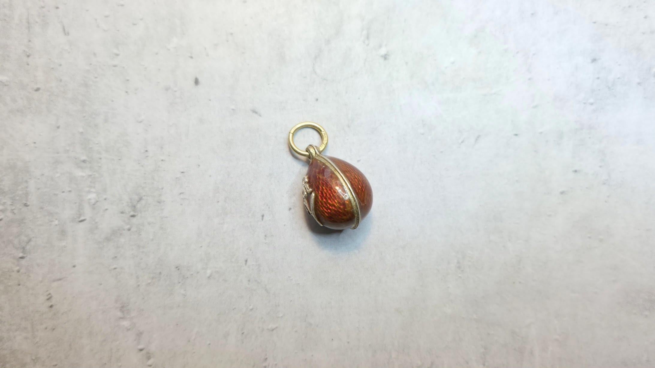 da uomo o donna Antico ciondolo imperiale a forma di uovo in smalto rosso guilloché, maestro d'opera Albert Holmström in vendita