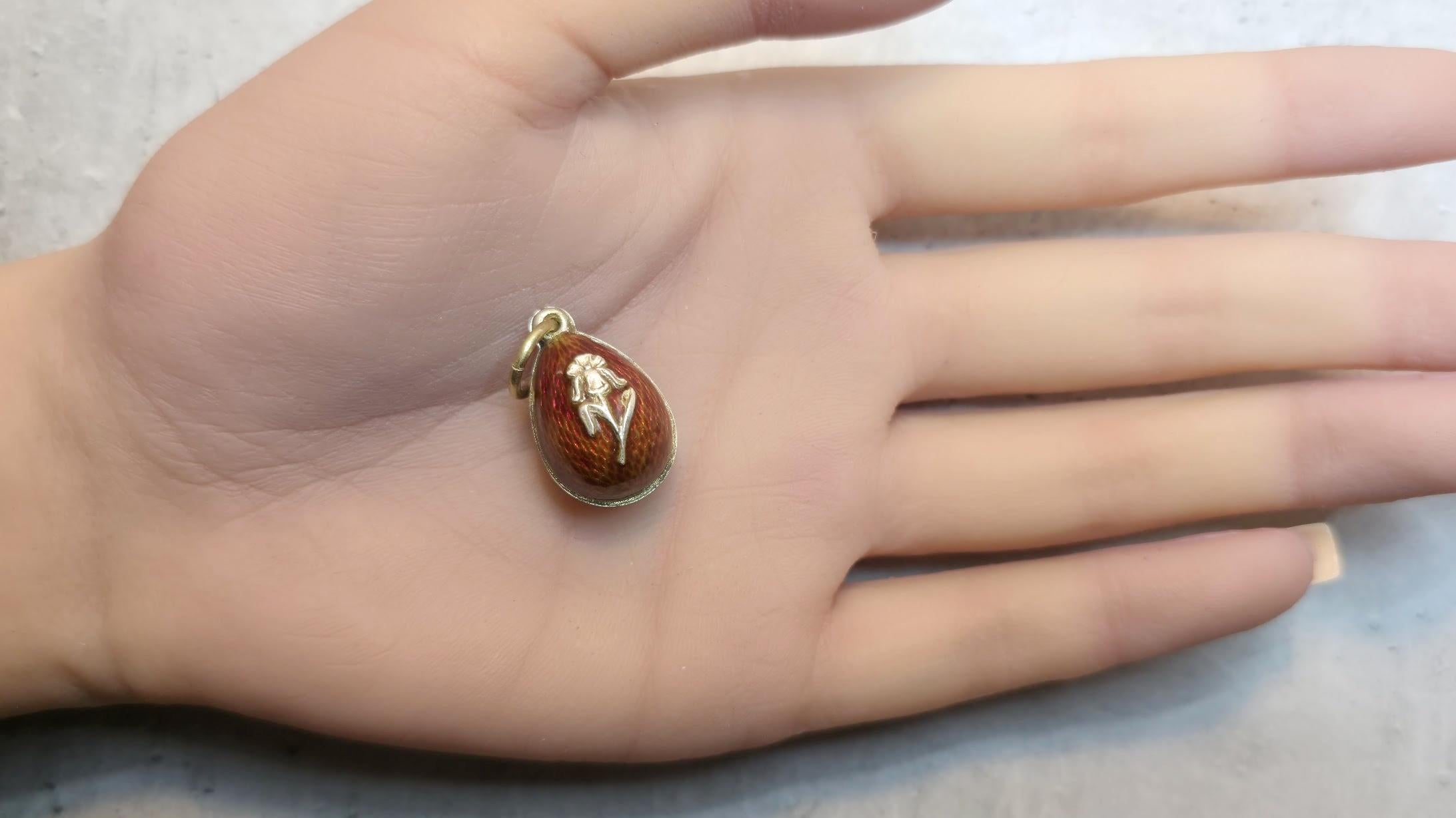 Antico ciondolo imperiale a forma di uovo in smalto rosso guilloché, maestro d'opera Albert Holmström in vendita 2