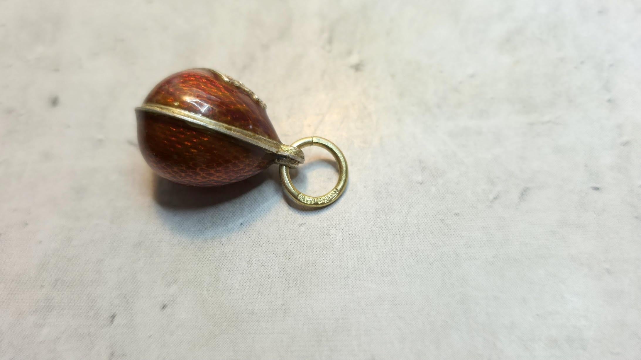 Antico ciondolo imperiale a forma di uovo in smalto rosso guilloché, maestro d'opera Albert Holmström in vendita 3