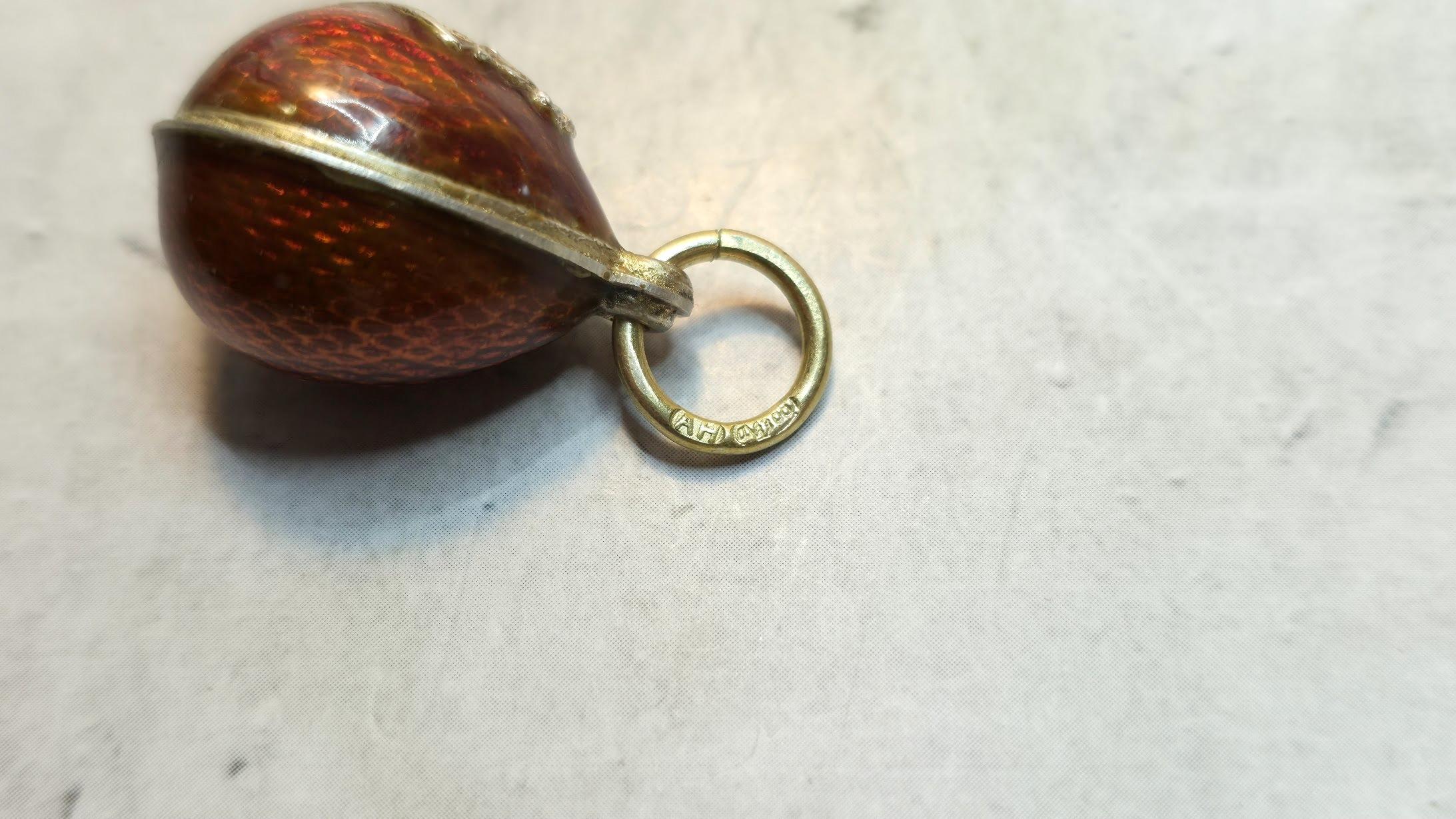 Antico ciondolo imperiale a forma di uovo in smalto rosso guilloché, maestro d'opera Albert Holmström in vendita 4