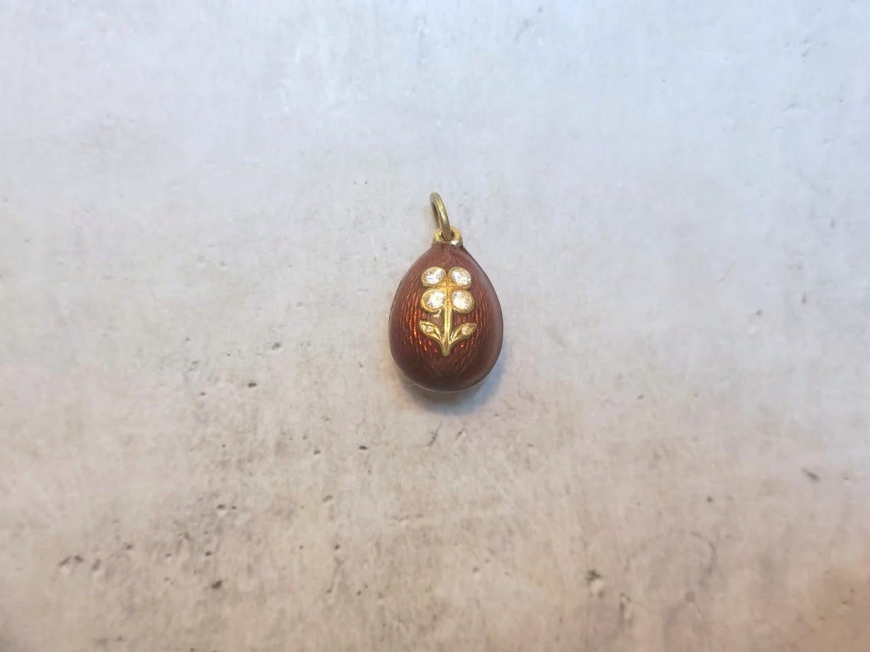 Siamo lieti di presentare un altro articolo unico della nostra collezione: un elegante ciondolo a forma di uovo in miniatura ornato di smalto guilloché risalente all'epoca dell'Impero Russo. Questo squisito pezzo è stato realizzato a San Pietroburgo